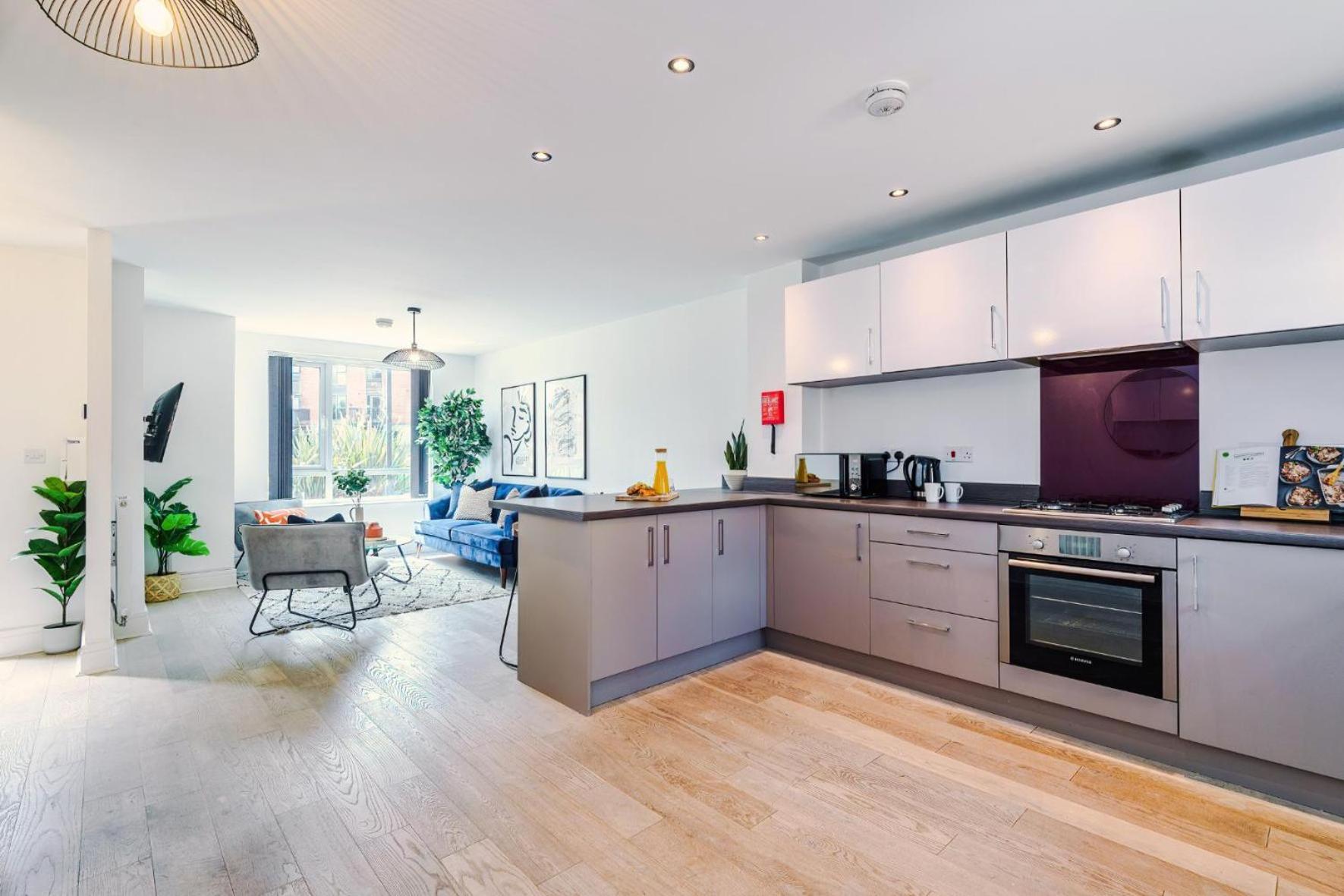Bridgewater House by Truestays - NEW 3 Bedroom House in Stoke-on-Trent view 3