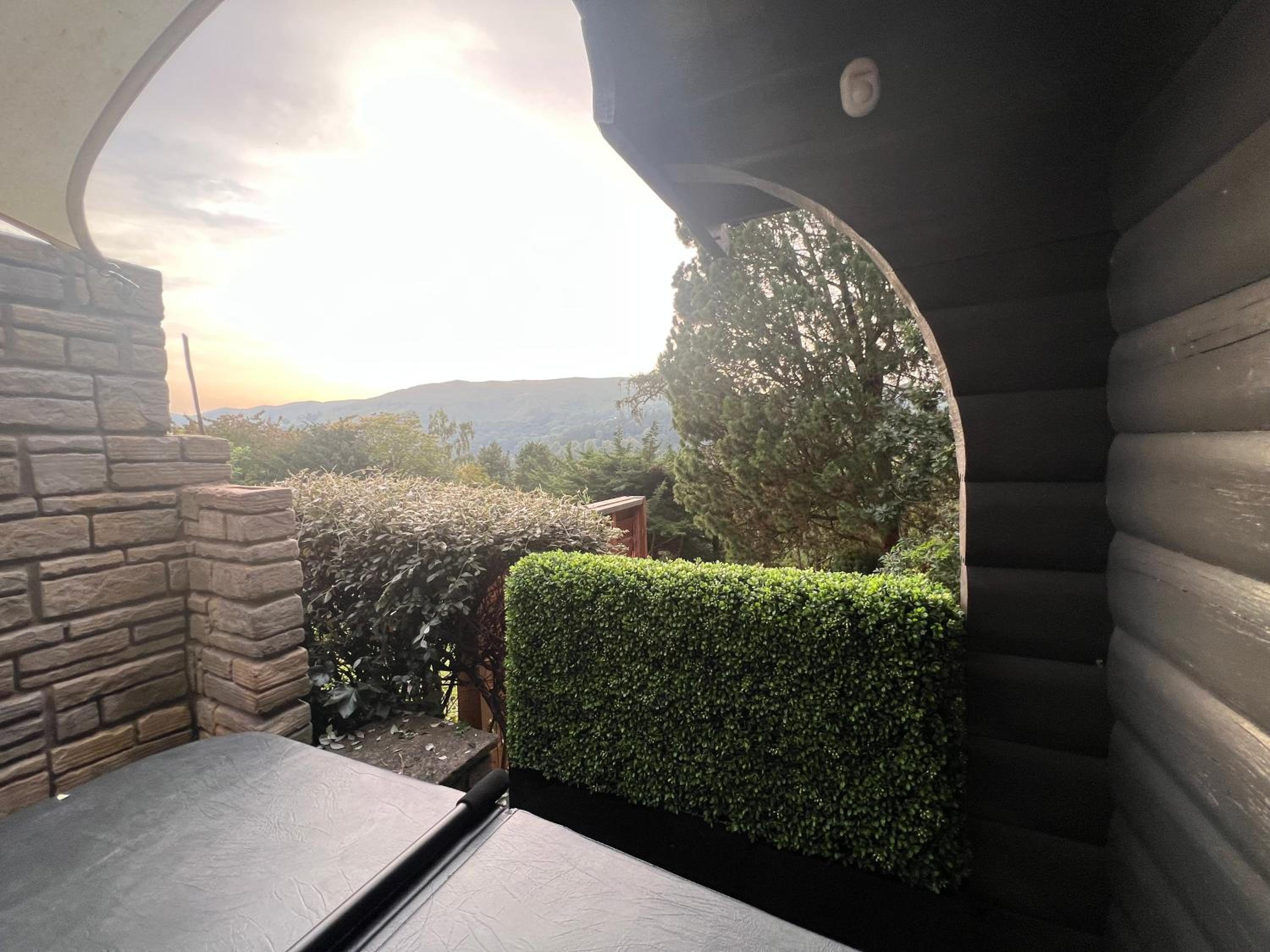 Hotel LARCHES LODGE Norwegian log cabin, wood stove & spa - Image 1