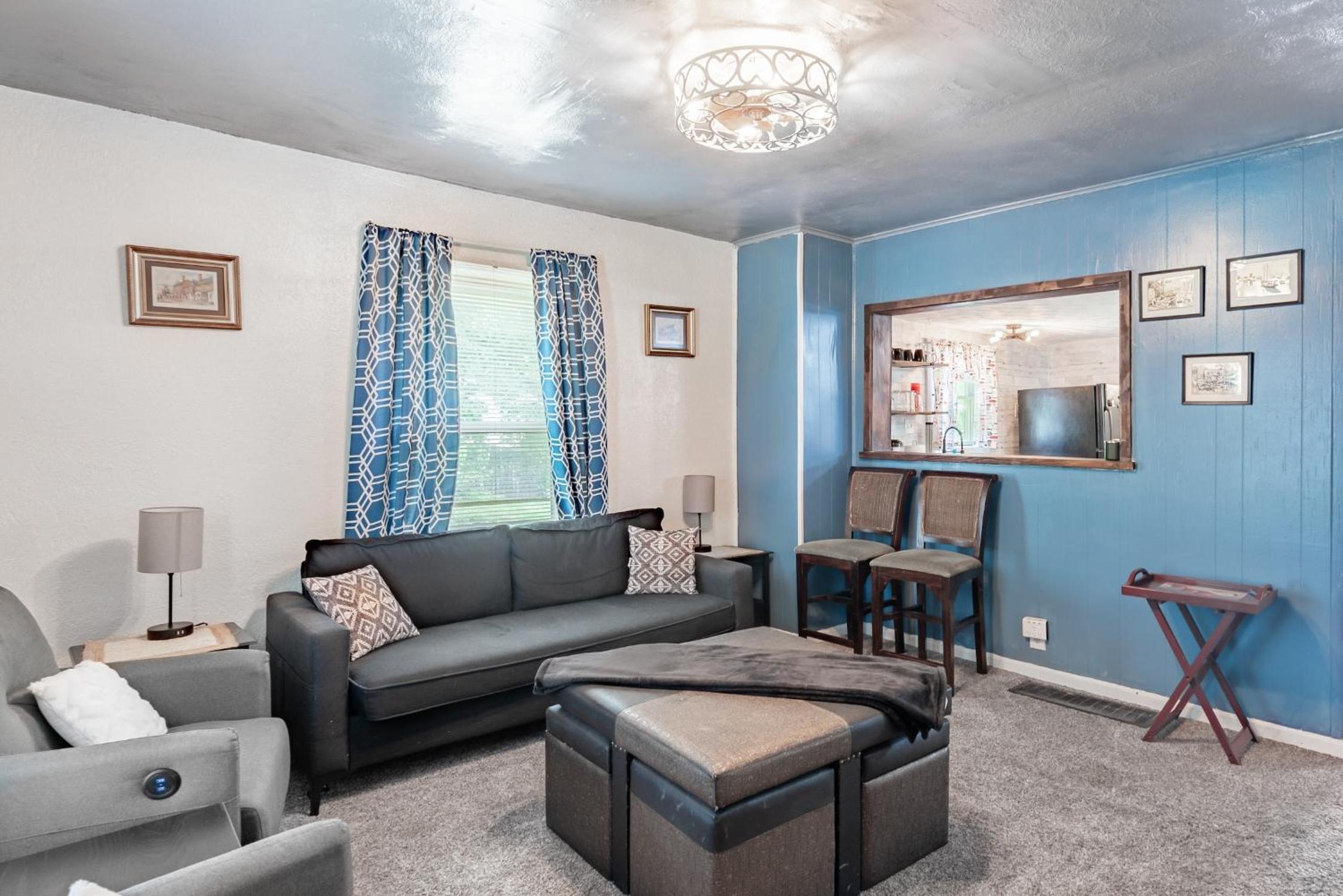 St Louis Vacations - Family-Friendly 2BR Cottage Near Creve Coeur Lake - Property Image 1