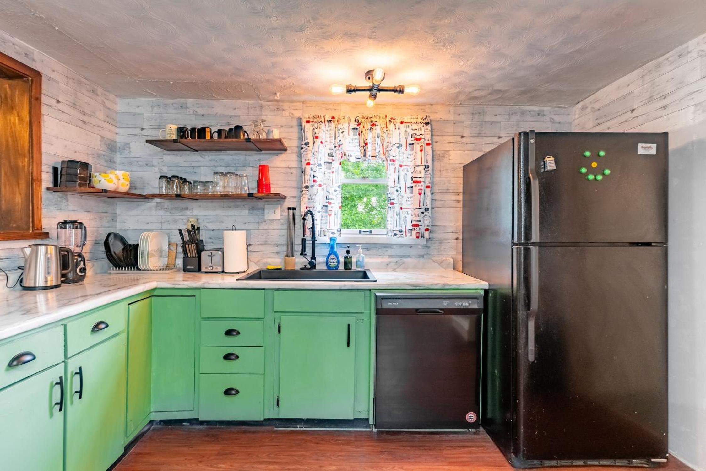 Family-Friendly 2BR Cottage Near Creve Coeur Lake - Property Image 12