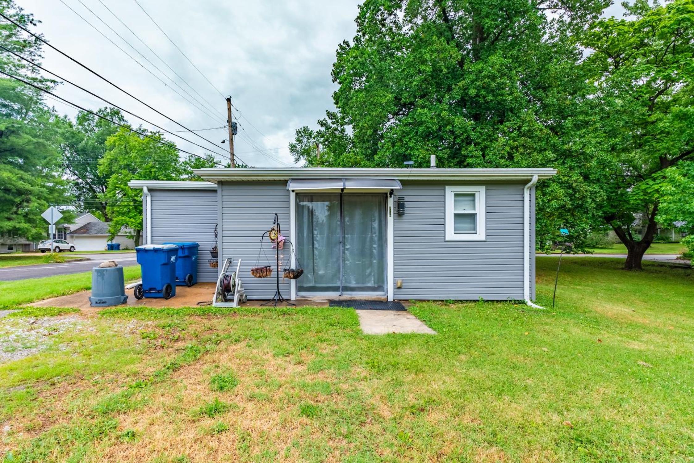 Family-Friendly 2BR Cottage Near Creve Coeur Lake - Property Image 14