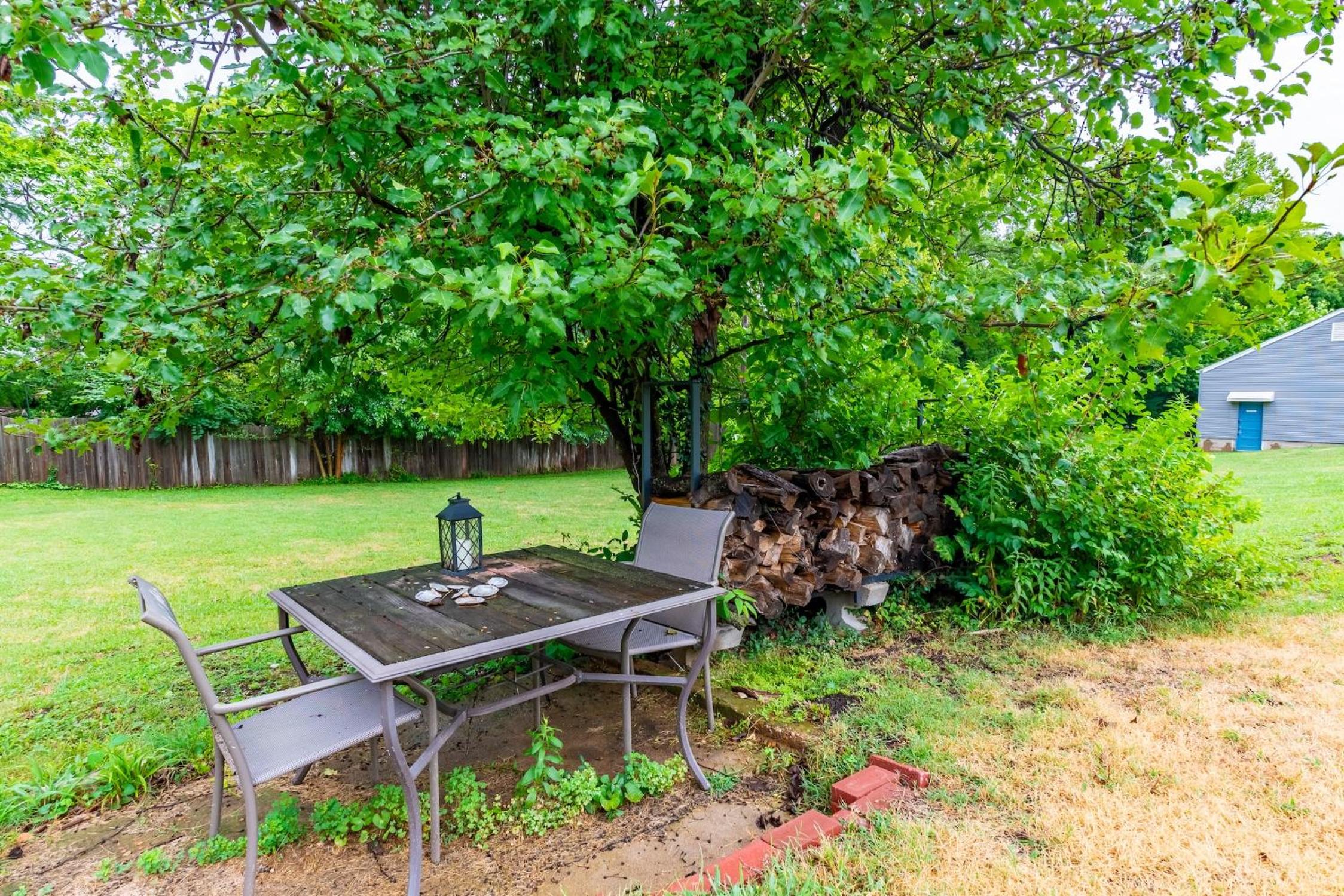 Family-Friendly 2BR Cottage Near Creve Coeur Lake - Property Image 25