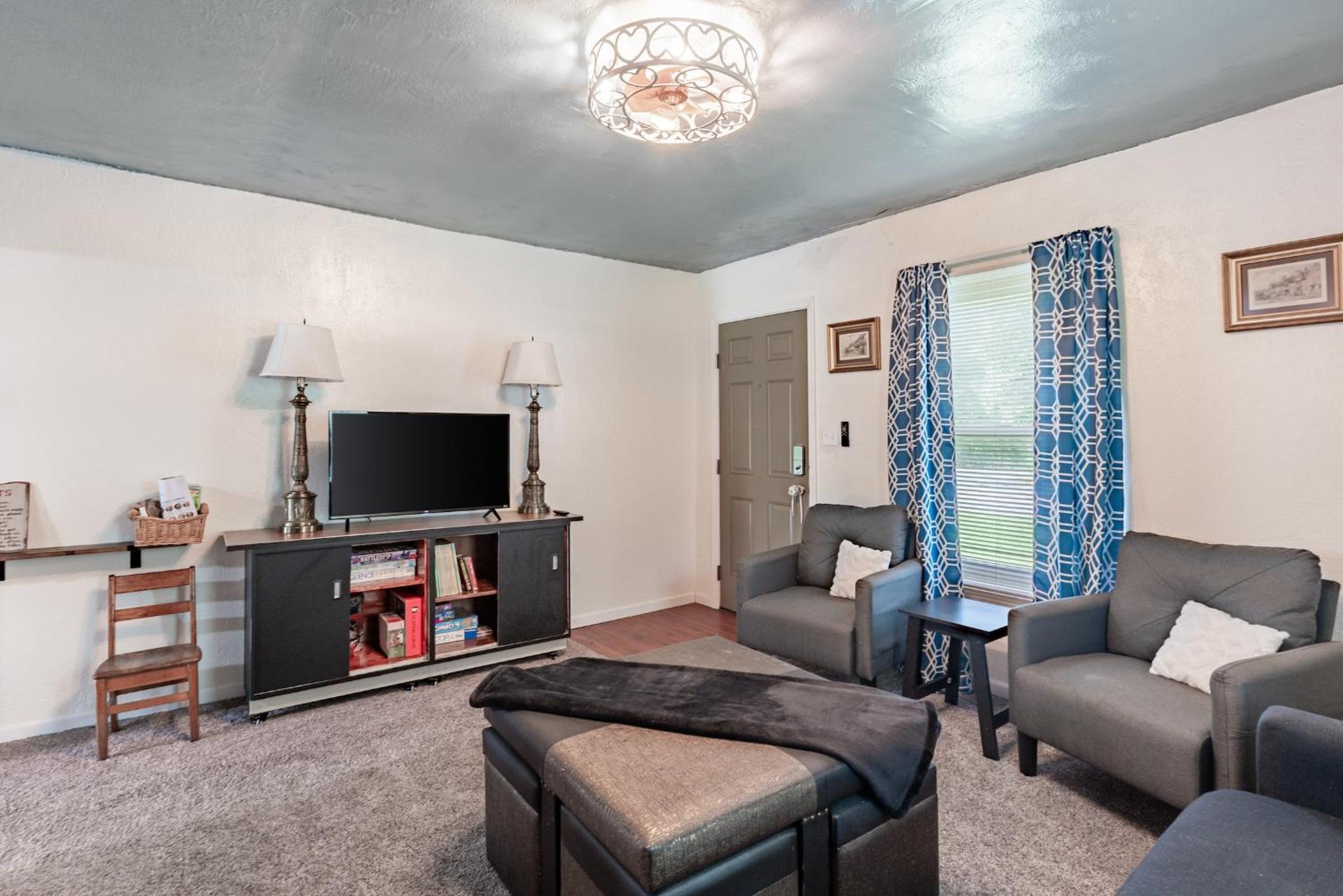 Family-Friendly 2BR Cottage Near Creve Coeur Lake - Property Image 24
