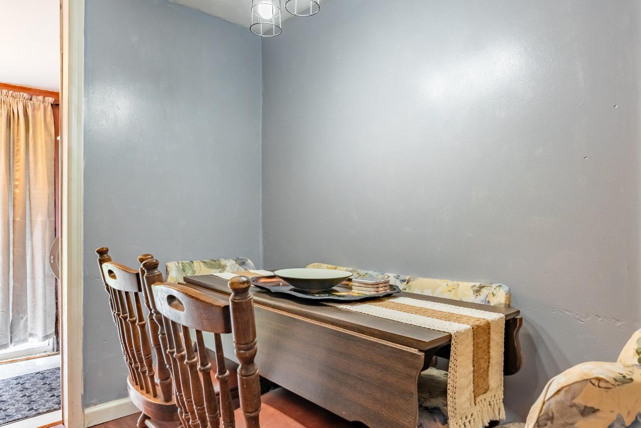 Family-Friendly 2BR Cottage Near Creve Coeur Lake - Property Image 17