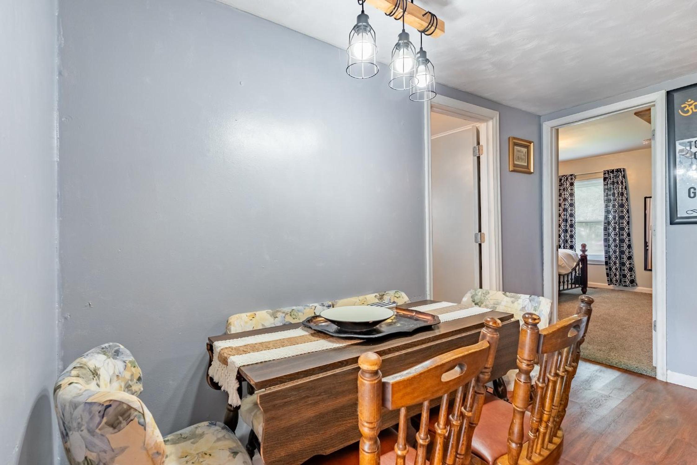 Family-Friendly 2BR Cottage Near Creve Coeur Lake - Property Image 26
