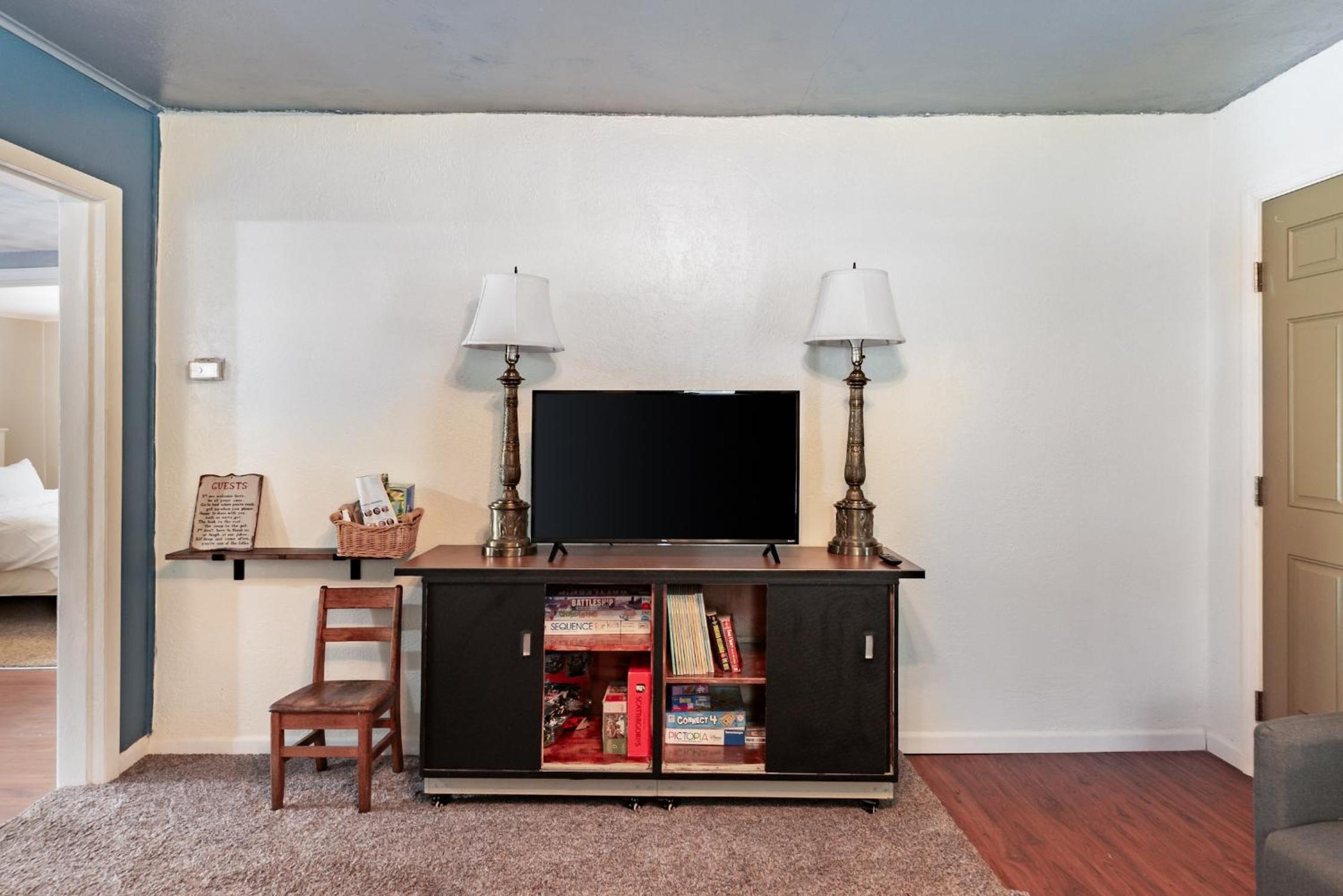 Family-Friendly 2BR Cottage Near Creve Coeur Lake - Property Image 1