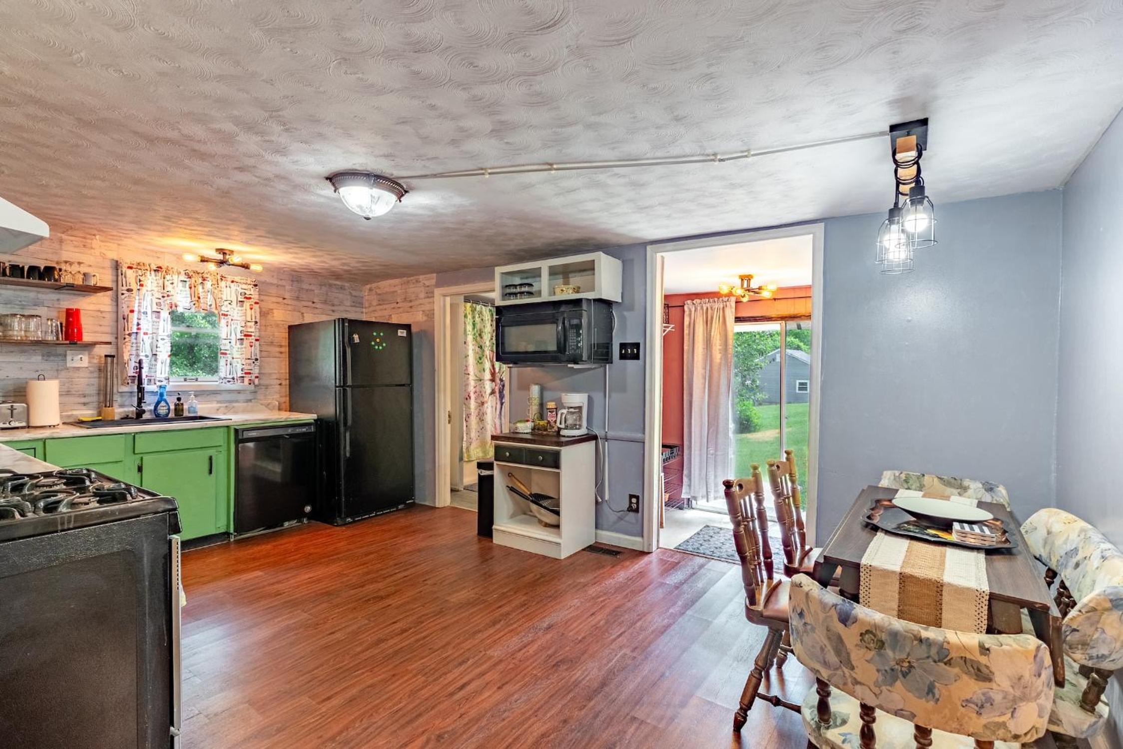 Family-Friendly 2BR Cottage Near Creve Coeur Lake - Property Image 16