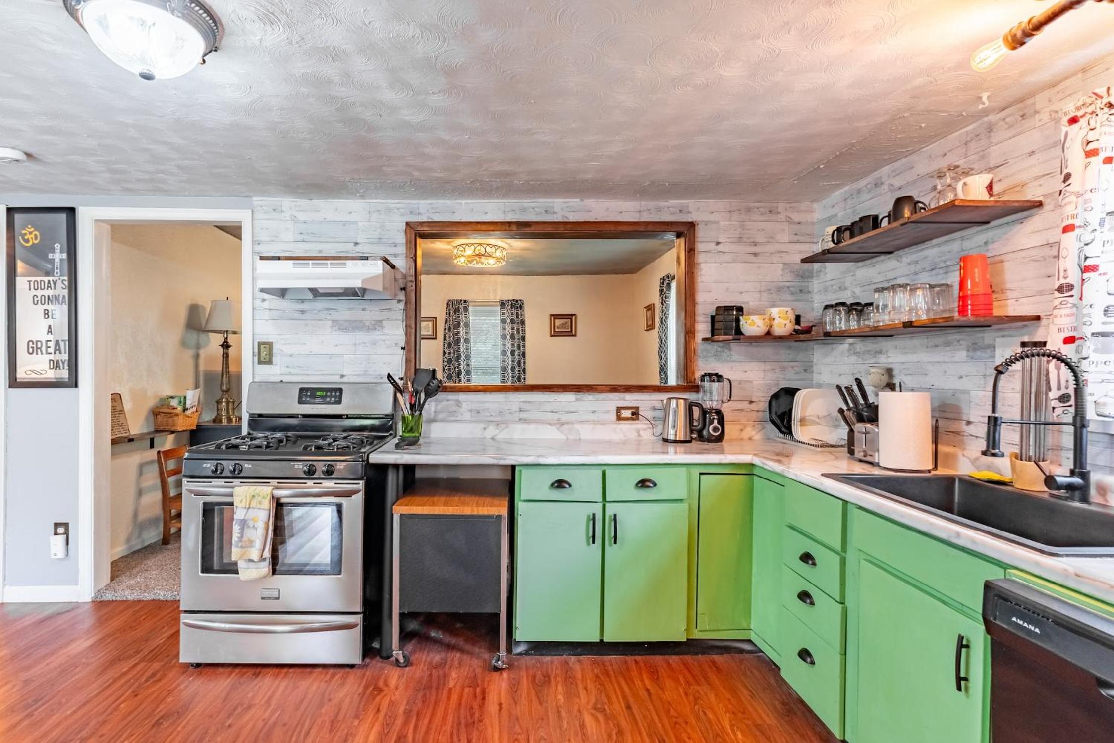 Family-Friendly 2BR Cottage Near Creve Coeur Lake - Property Image 11