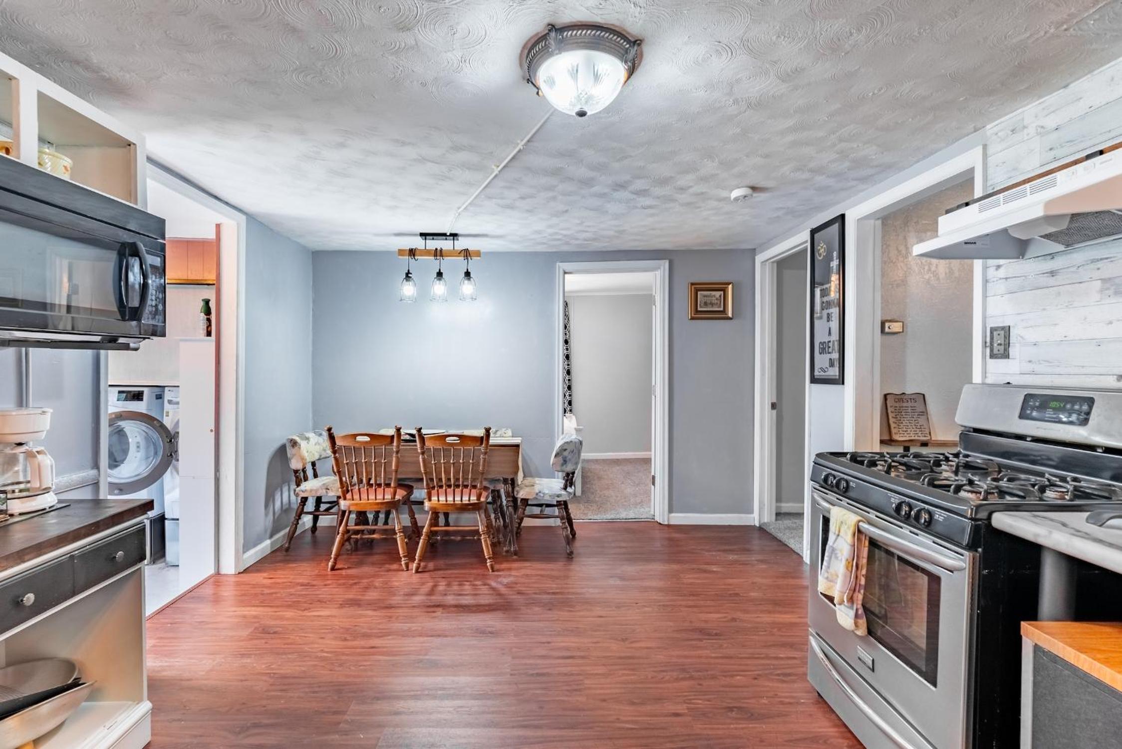 Family-Friendly 2BR Cottage Near Creve Coeur Lake - Property Image 10