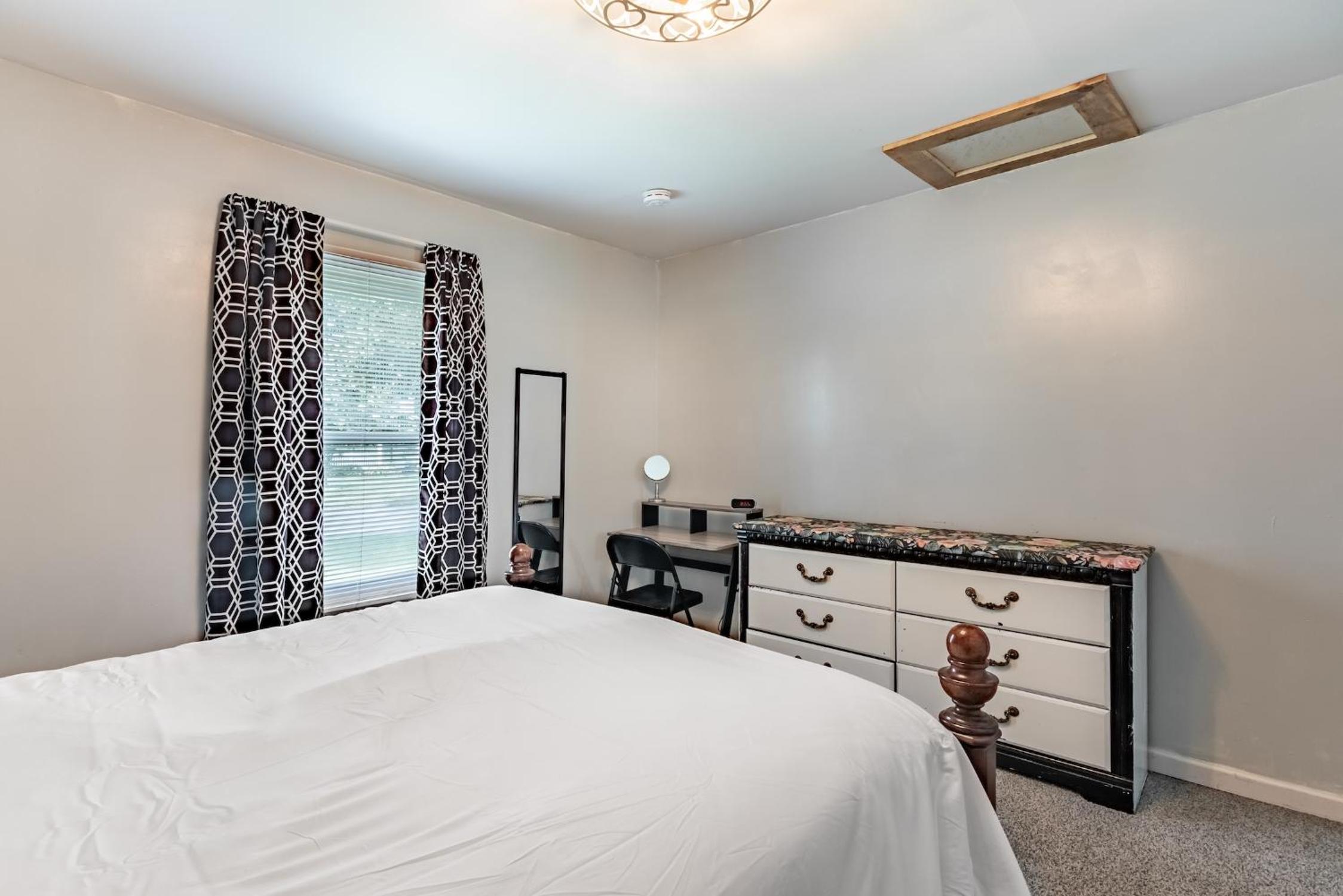 Family-Friendly 2BR Cottage Near Creve Coeur Lake - Property Image 8