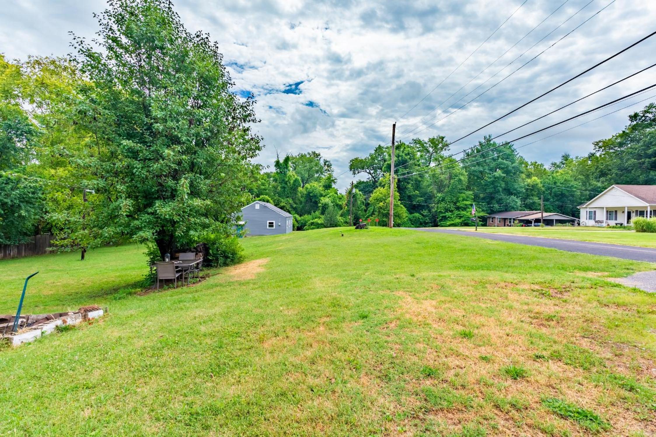 Family-Friendly 2BR Cottage Near Creve Coeur Lake - Property Image 5