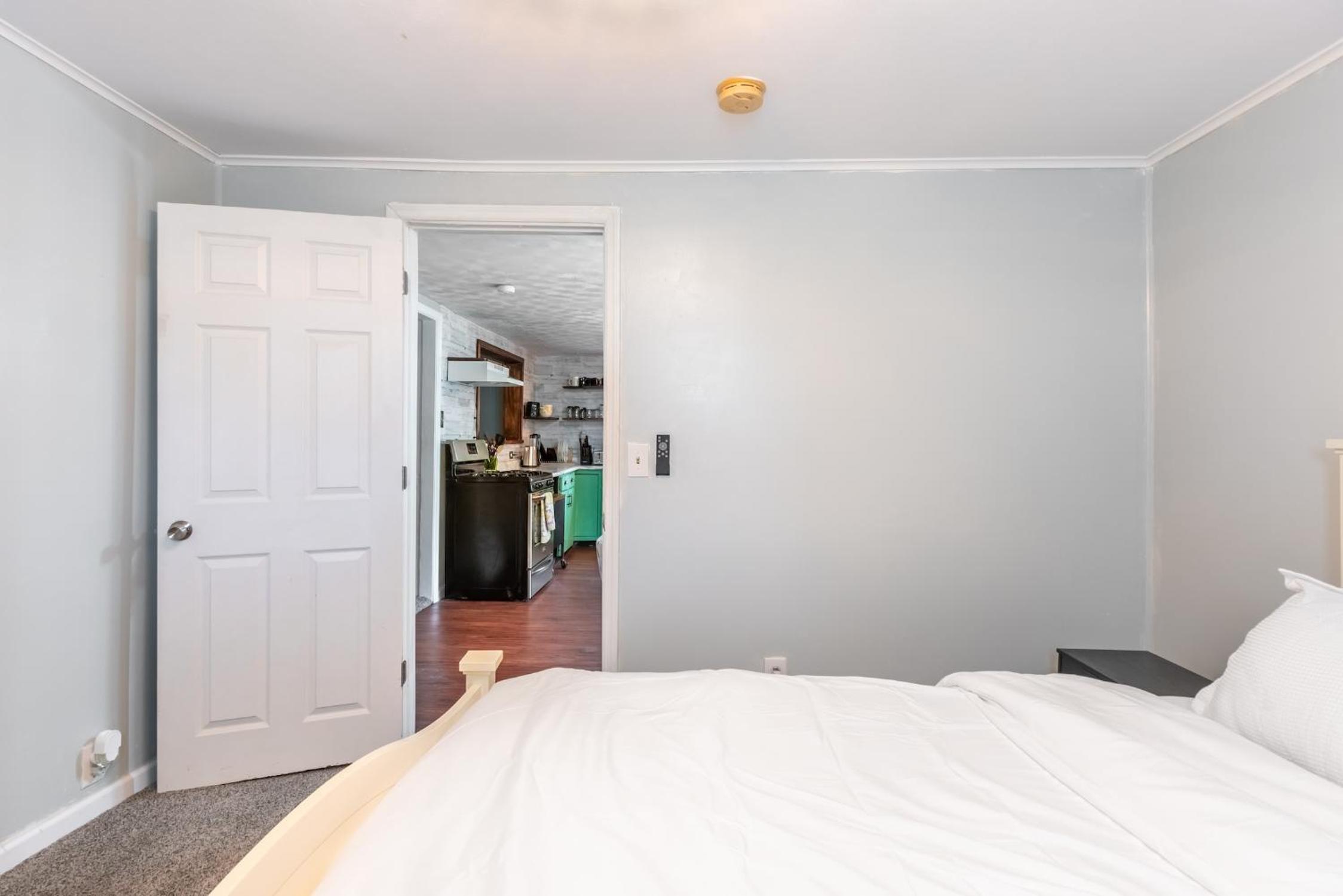 Family-Friendly 2BR Cottage Near Creve Coeur Lake - Property Image 3