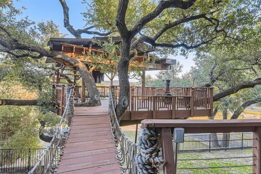 Lakeside 3BR Cabin With Spacious Patio and Gameroom