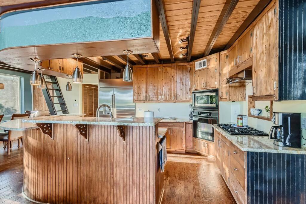 Lakeside 3BR Cabin With Spacious Patio and Gameroom