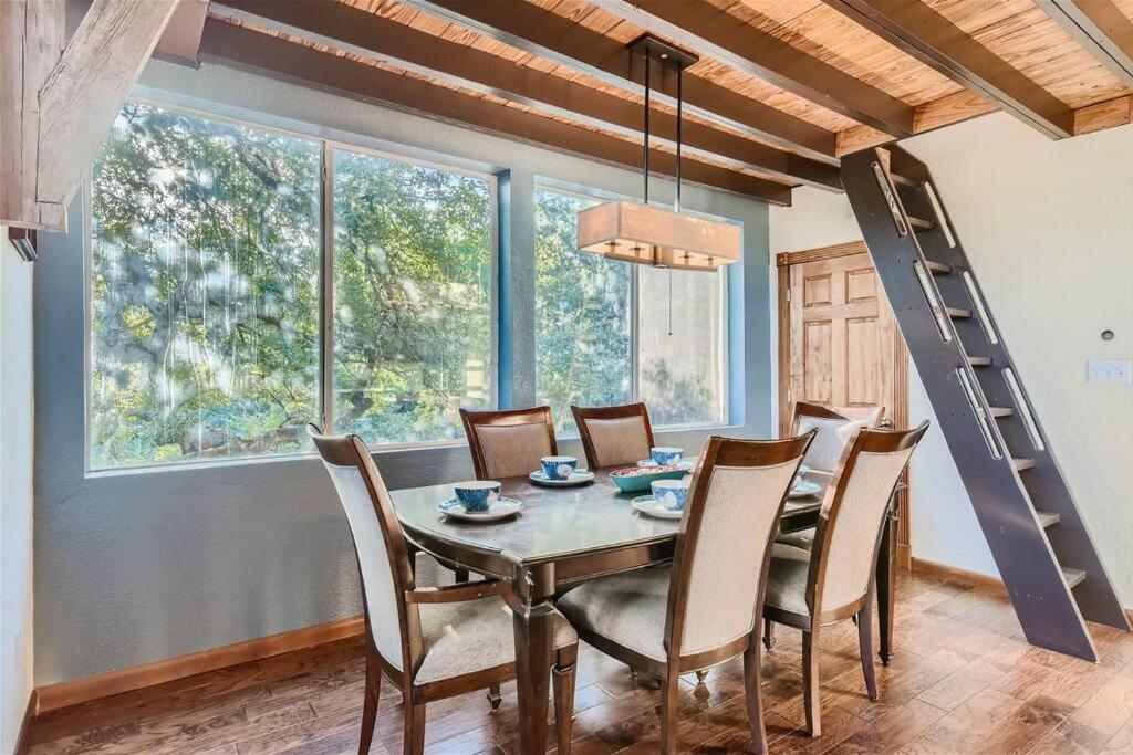 Lakeside 3BR Cabin With Spacious Patio and Gameroom