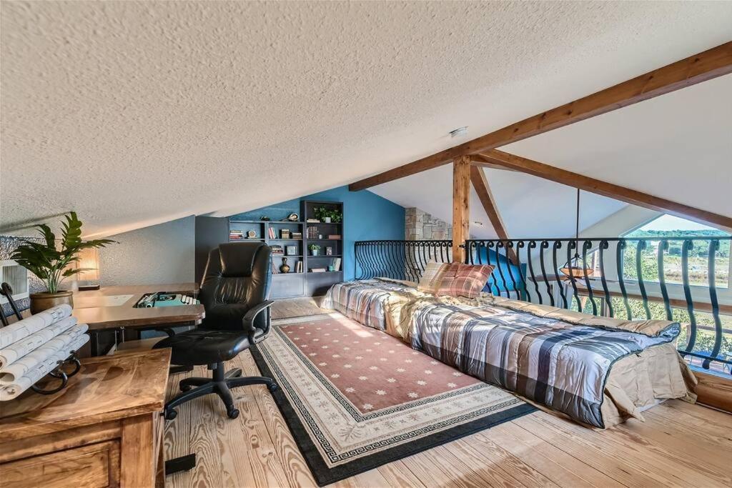 Lakeside 3BR Cabin With Spacious Patio and Gameroom