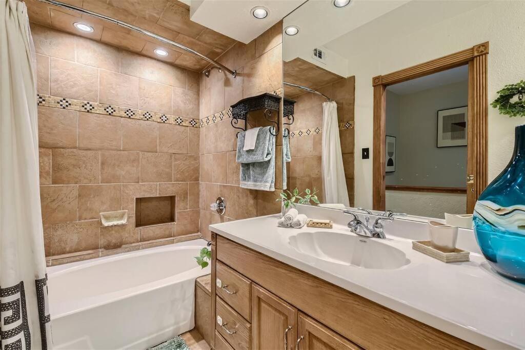 Lakeside 3BR Cabin With Spacious Patio and Gameroom