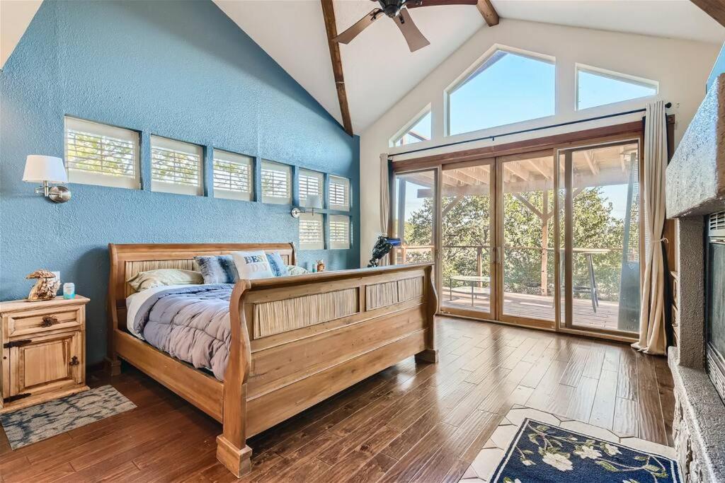 Lakeside 3BR Cabin With Spacious Patio and Gameroom