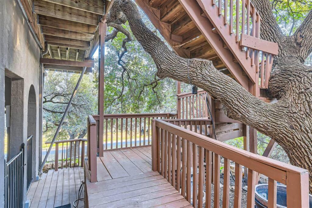 Lakeside 3BR Cabin With Spacious Patio and Gameroom