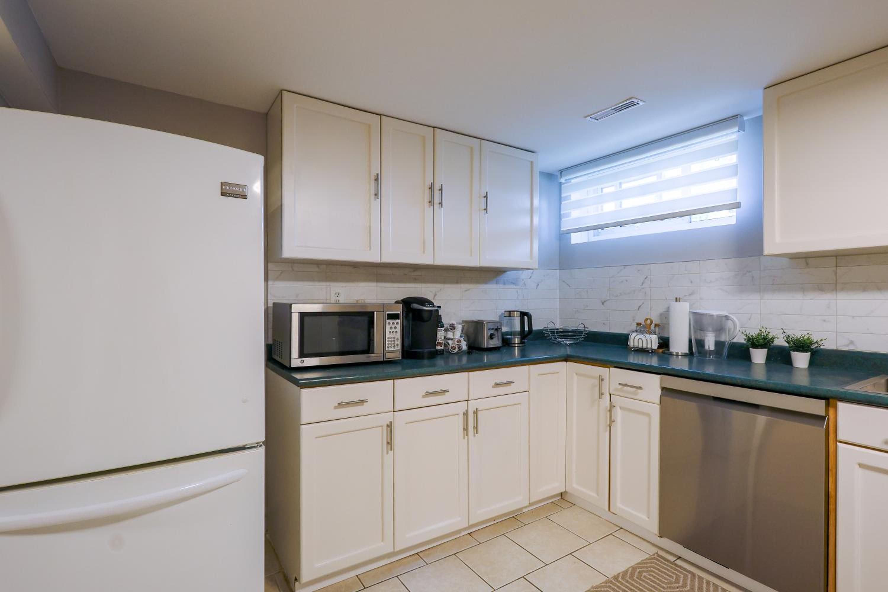 1,200sq ft comfy home, perfect location, luxury bedding, feels like home!