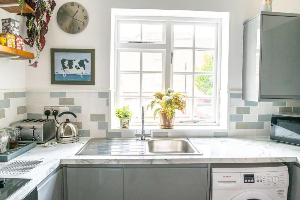 #03 The Haw thornes Sleeps 6 NEC 7mins view 4
