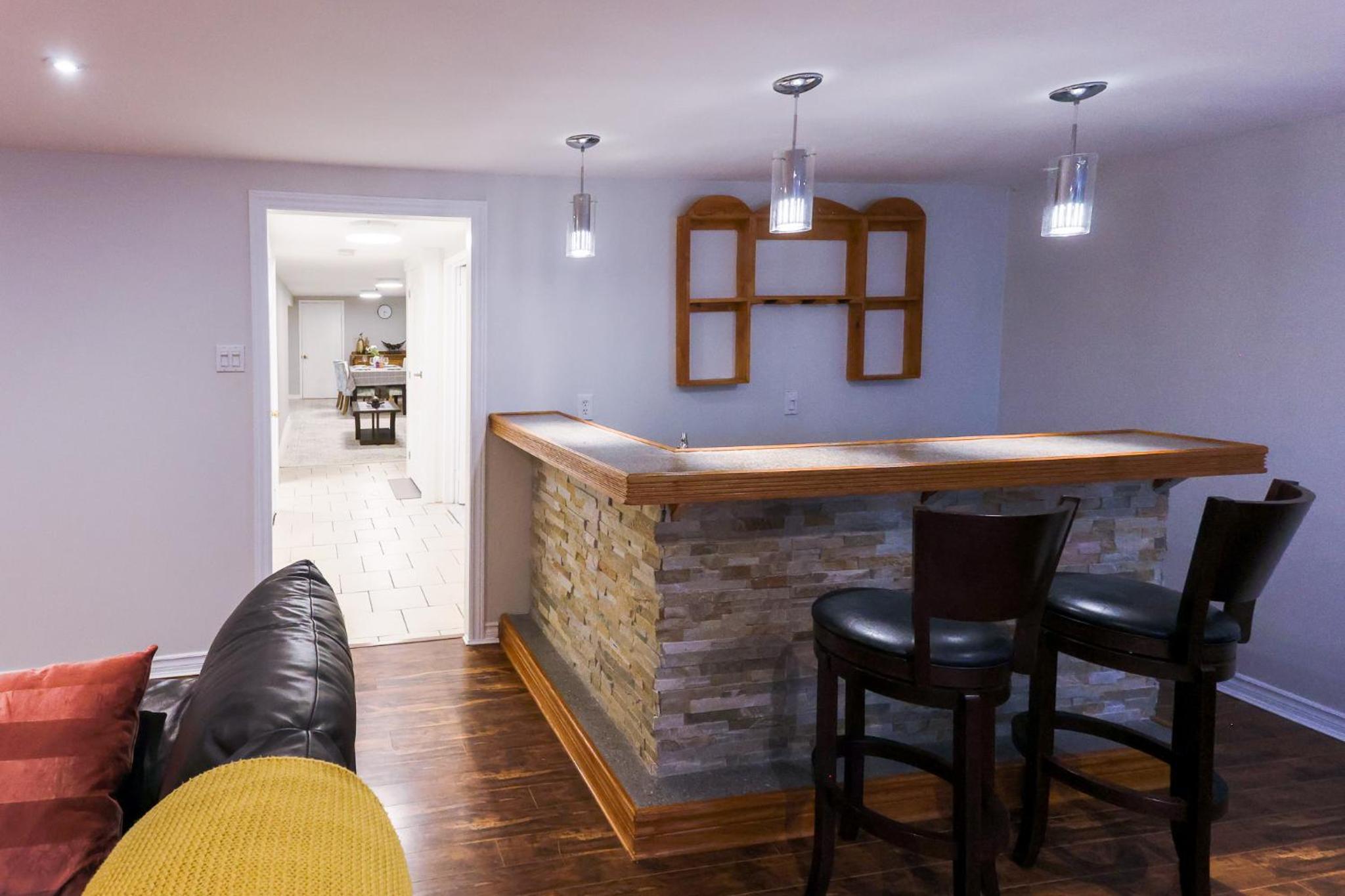1,200sq ft comfy home, perfect location, luxury bedding, feels like home!