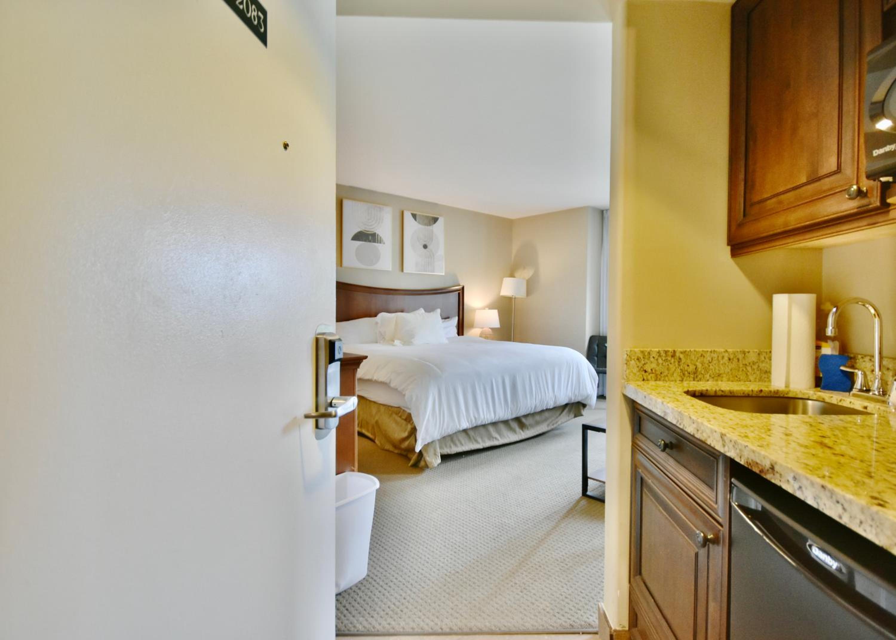 Cozy king bed Suite - pullout couch - Pool on grounds