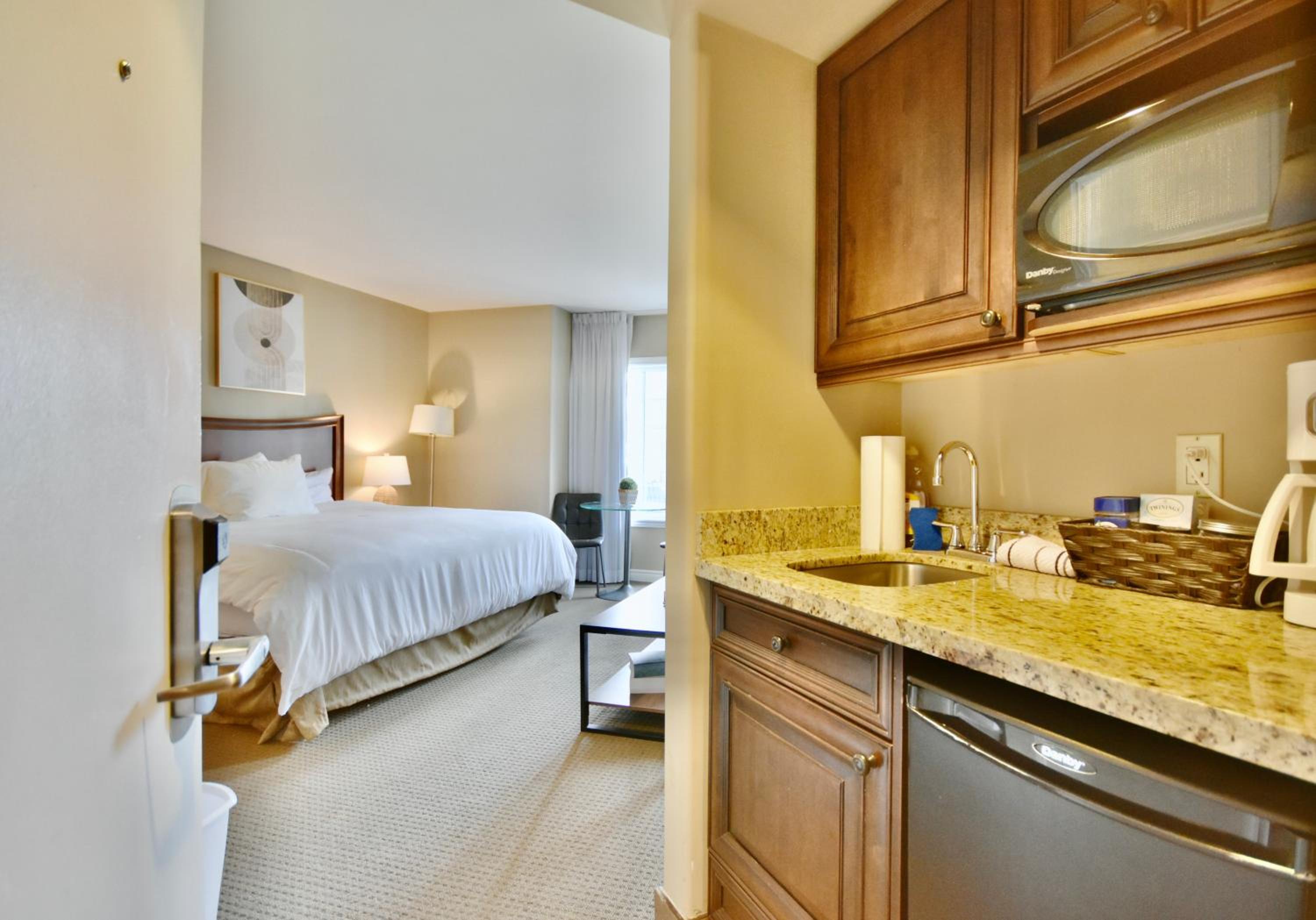 Cozy king bed Suite - pullout couch - Pool on grounds