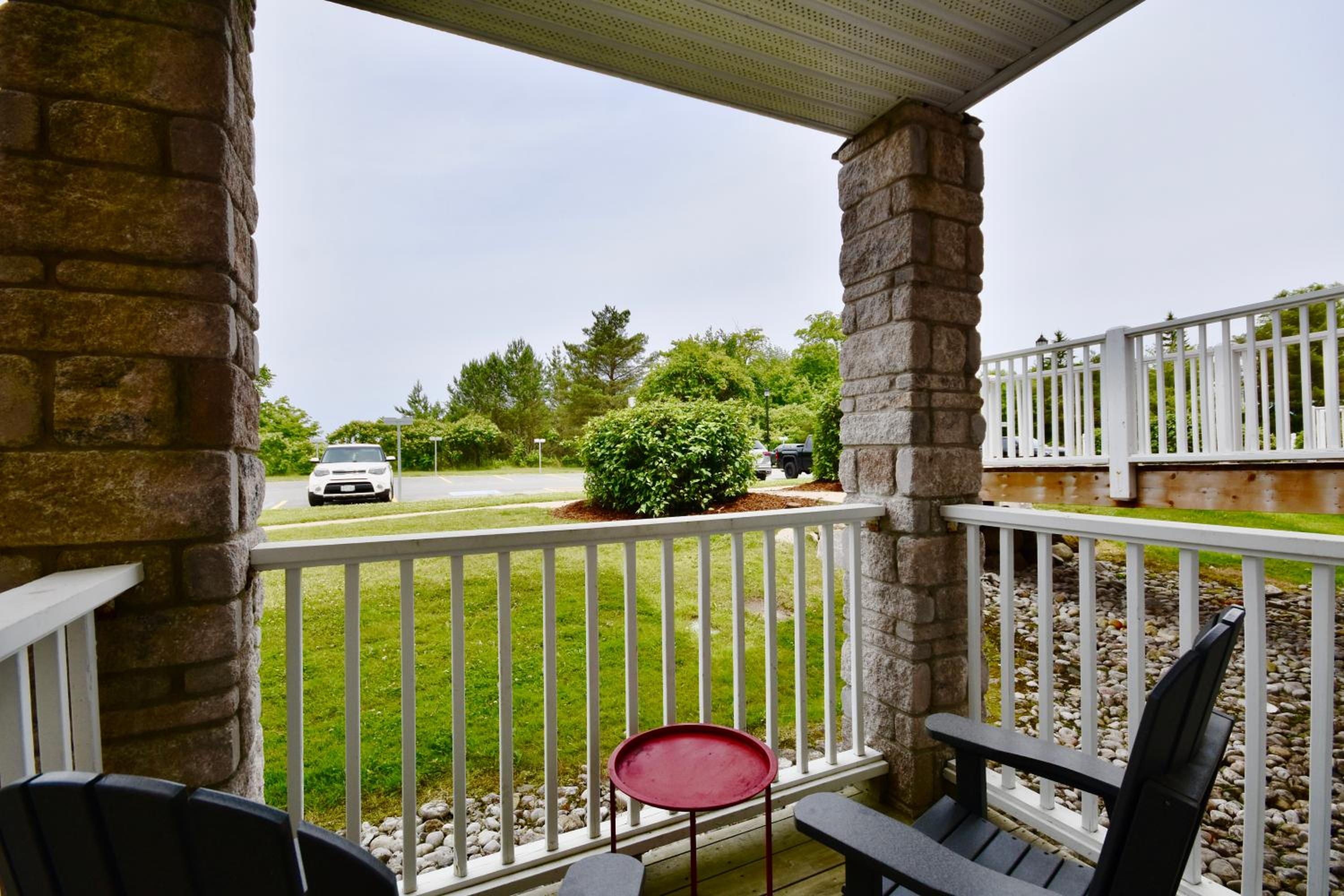 Cozy king bed Suite - pullout couch - Pool on grounds