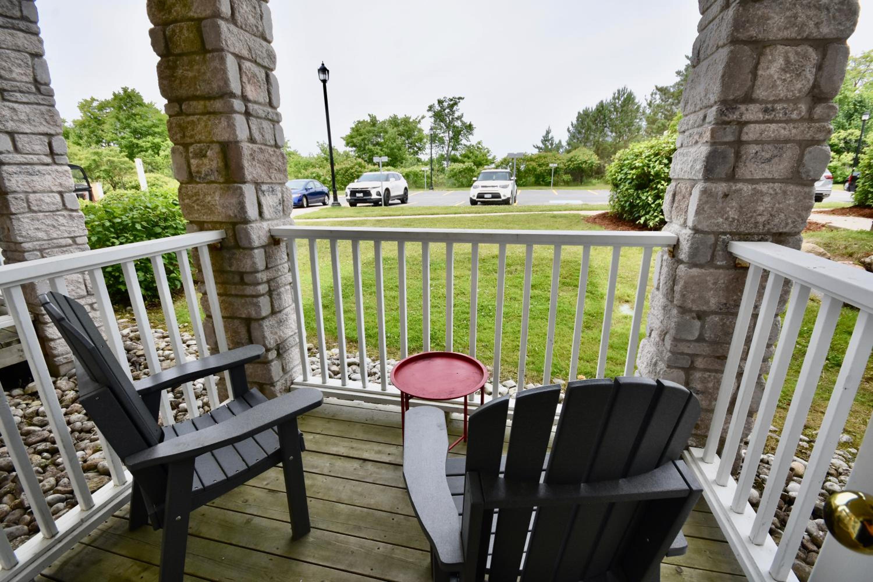 Cozy king bed Suite - pullout couch - Pool on grounds