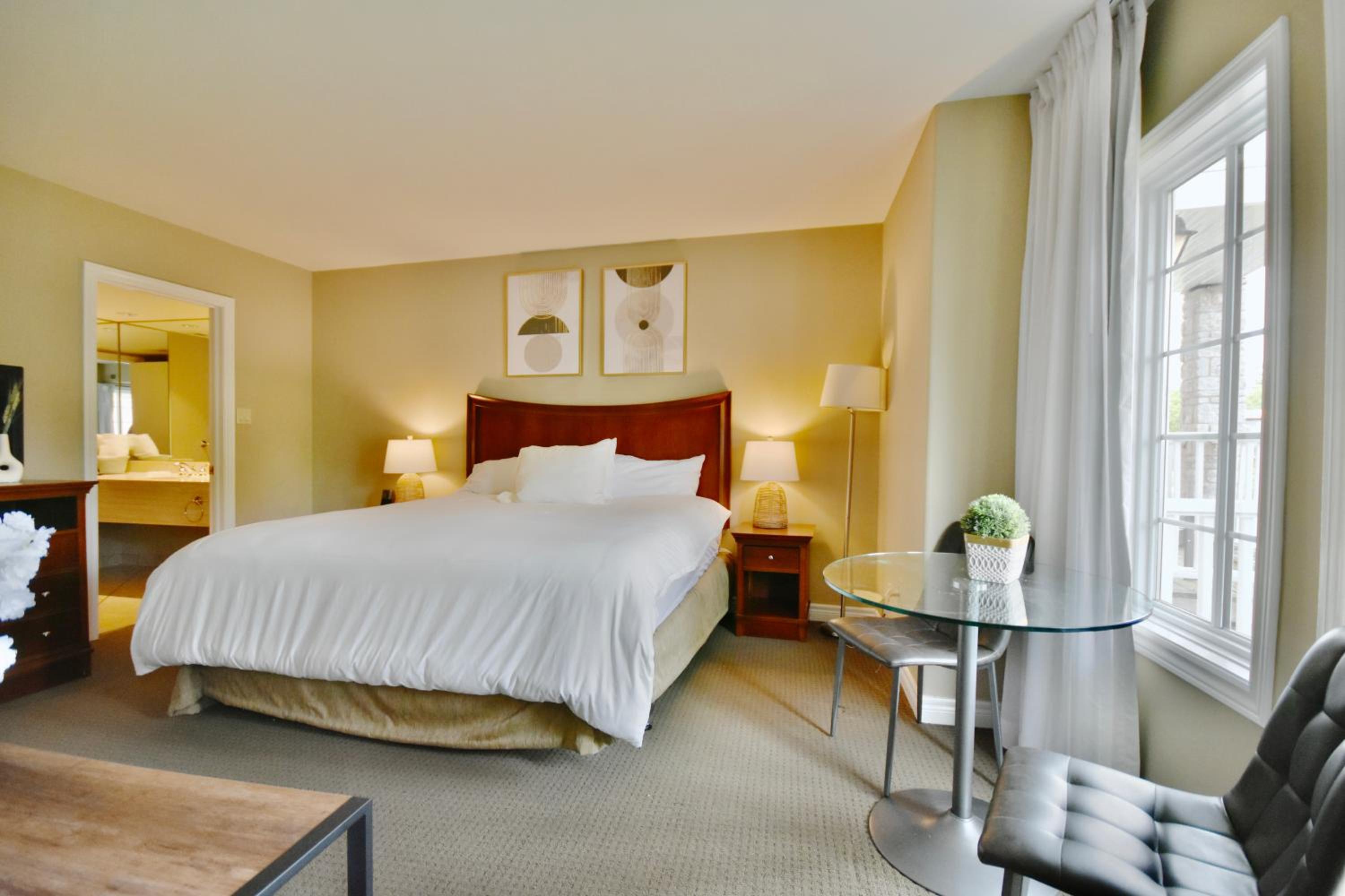 Cozy king bed Suite - pullout couch - Pool on grounds