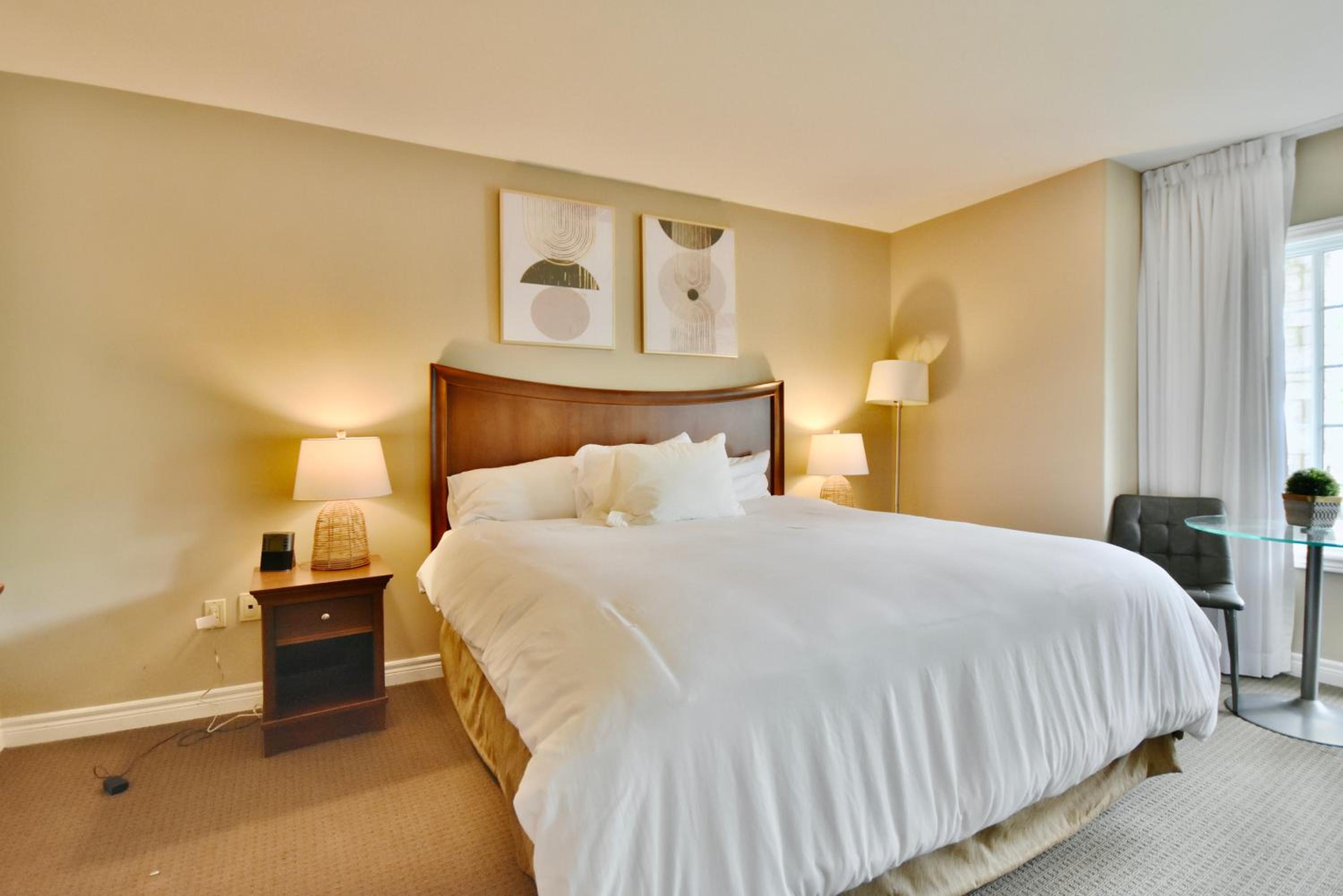 Cozy king bed Suite - pullout couch - Pool on grounds