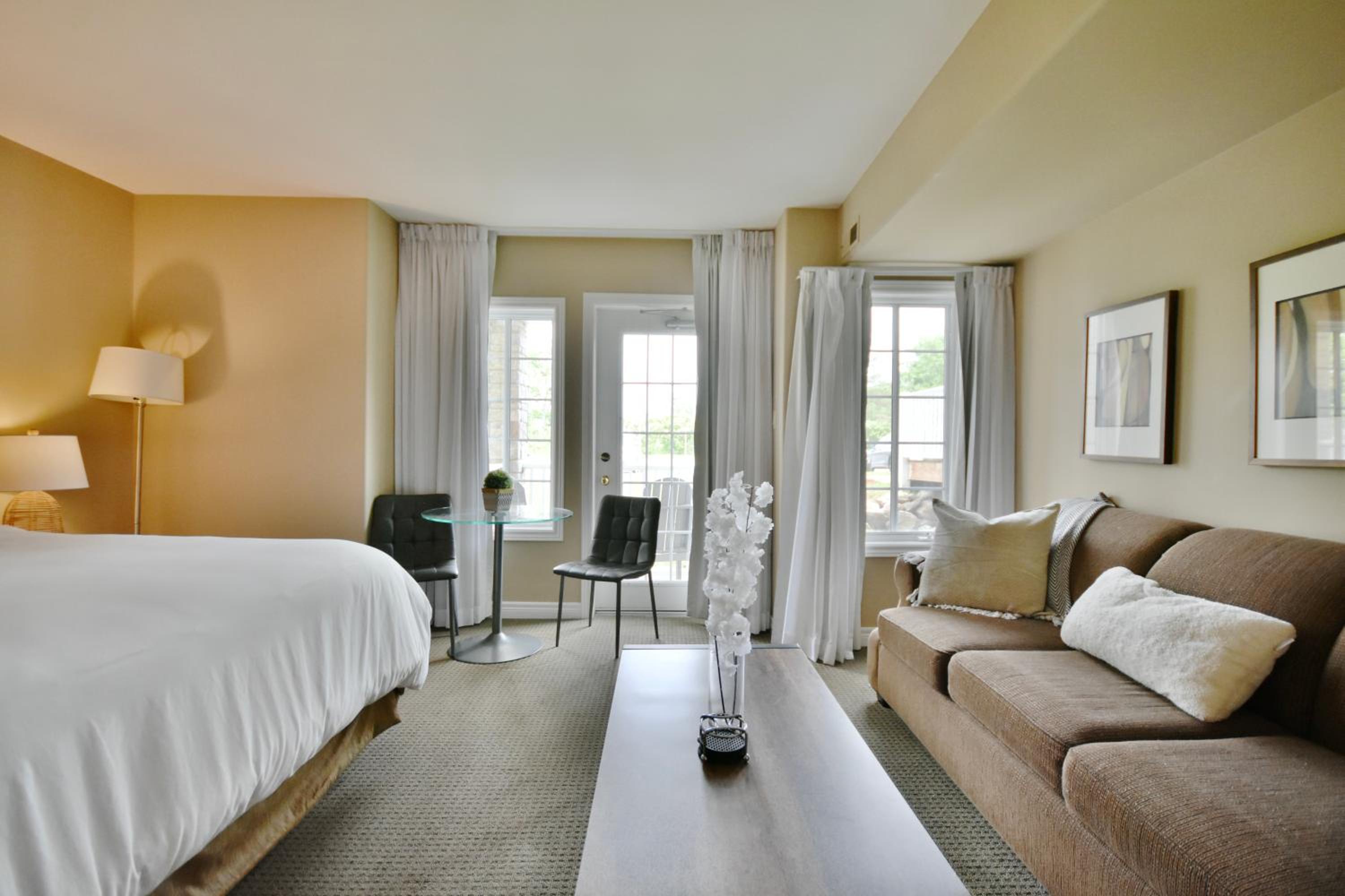 Cozy king bed Suite - pullout couch - Pool on grounds