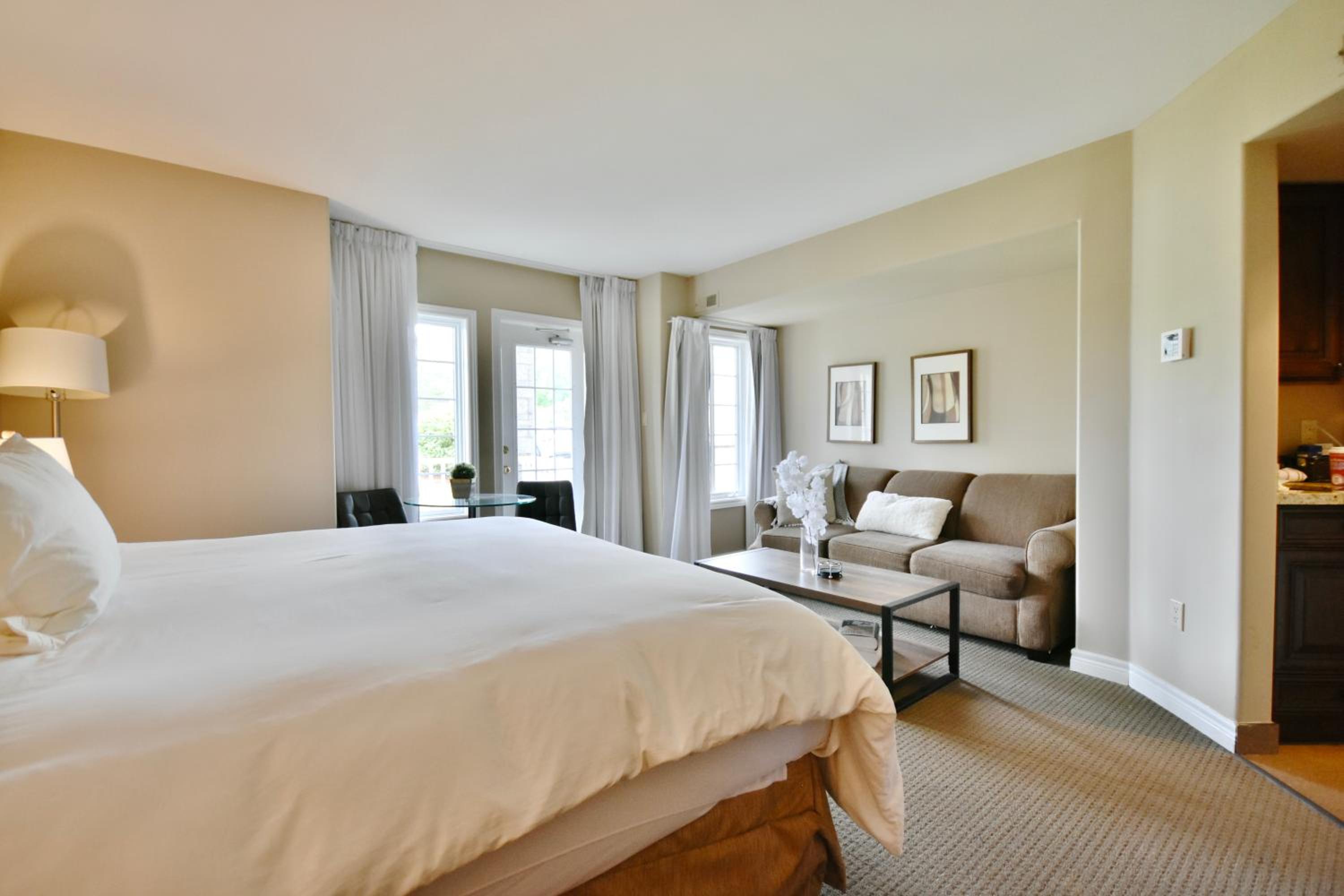 Cozy king bed Suite - pullout couch - Pool on grounds
