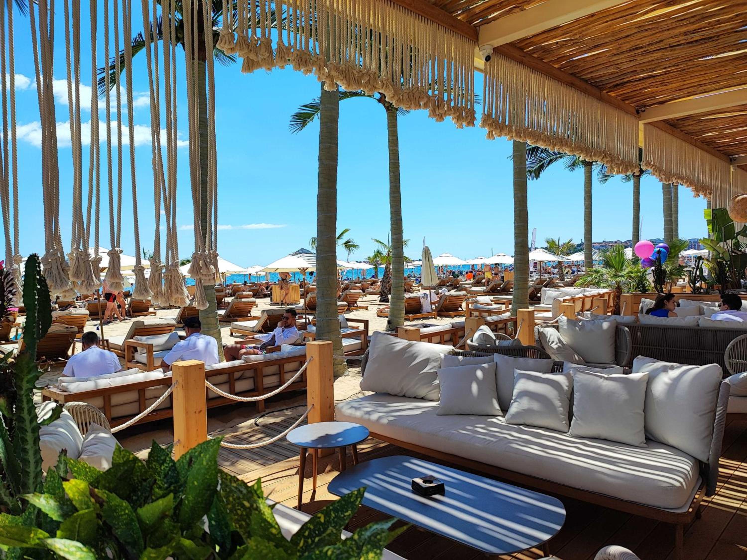 Sunny Beach Cozy Apartment With a Pool