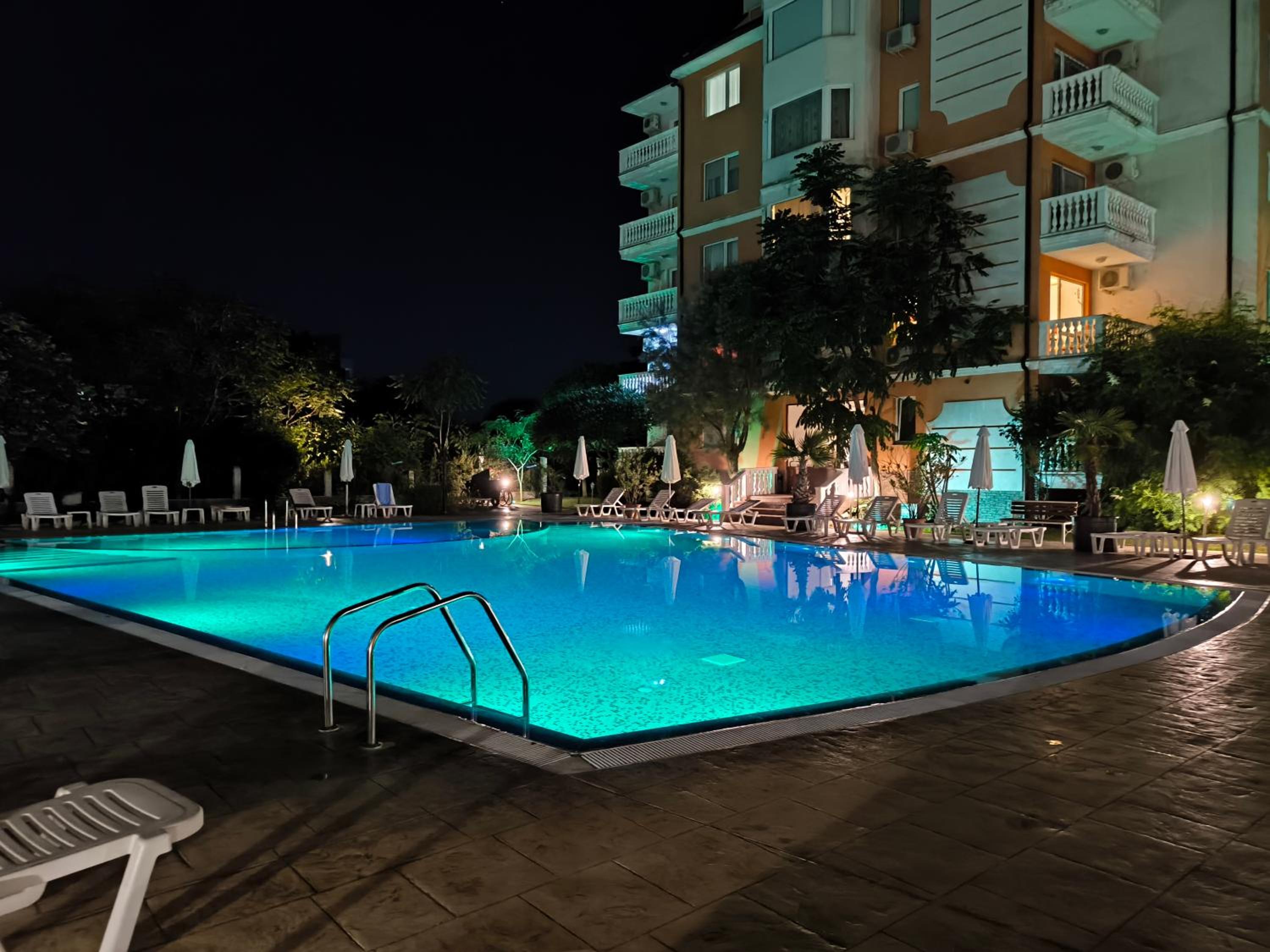 Sunny Beach Cozy Apartment With a Pool