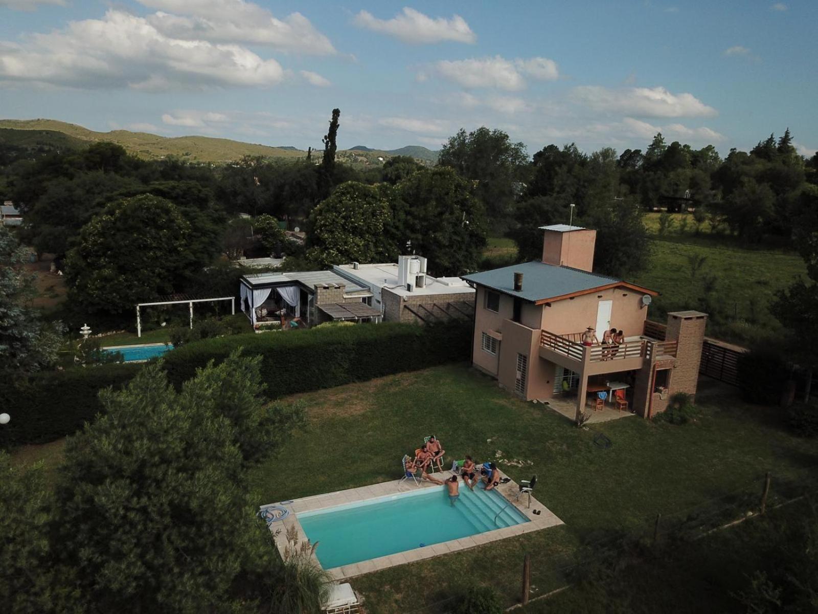 Casa con pileta propia exclusiva para 5 personas con asador estacionamiento y balcón con vistas a las sierras