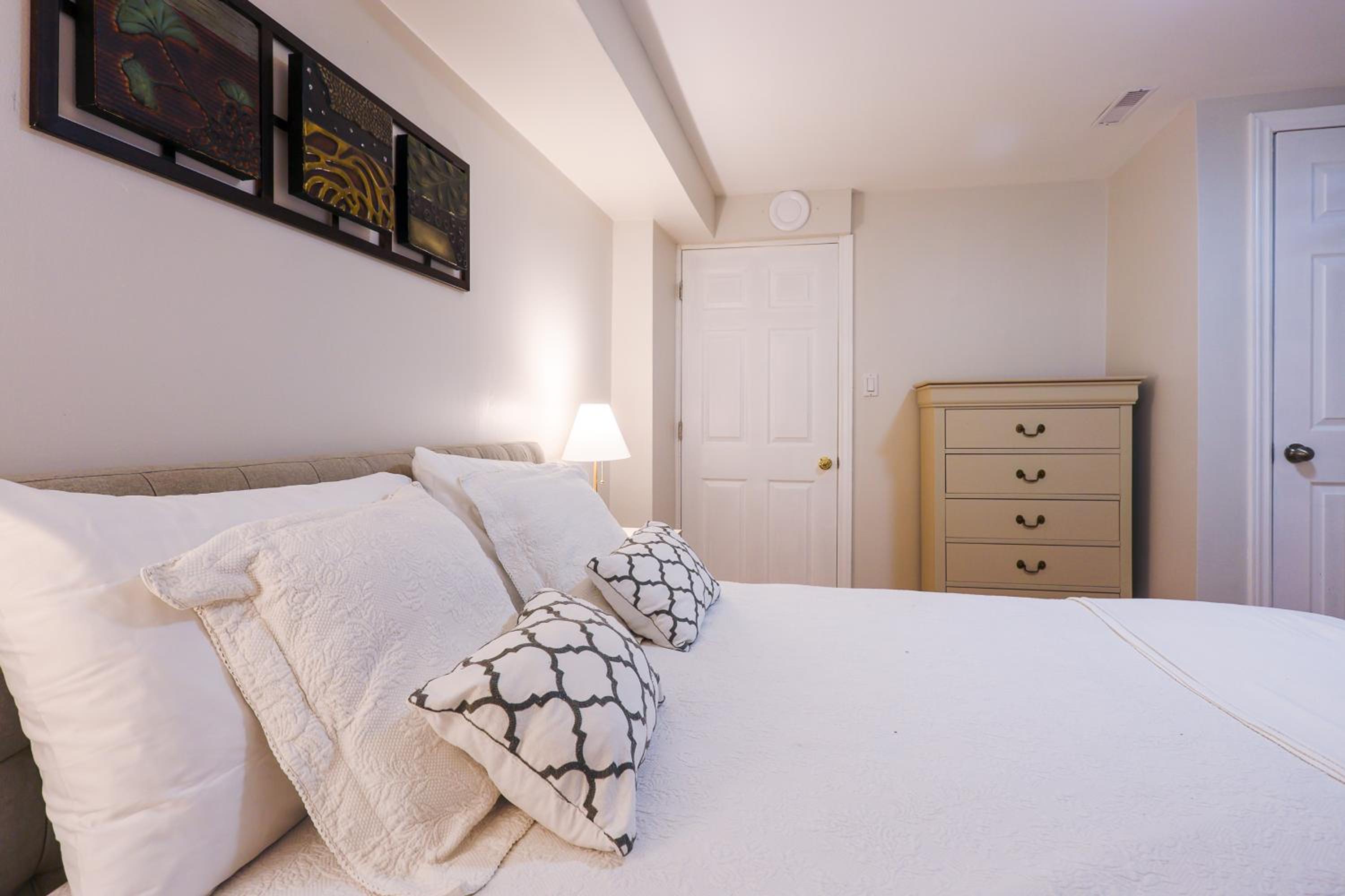 1,200sq ft comfy home, perfect location, luxury bedding, feels like home!