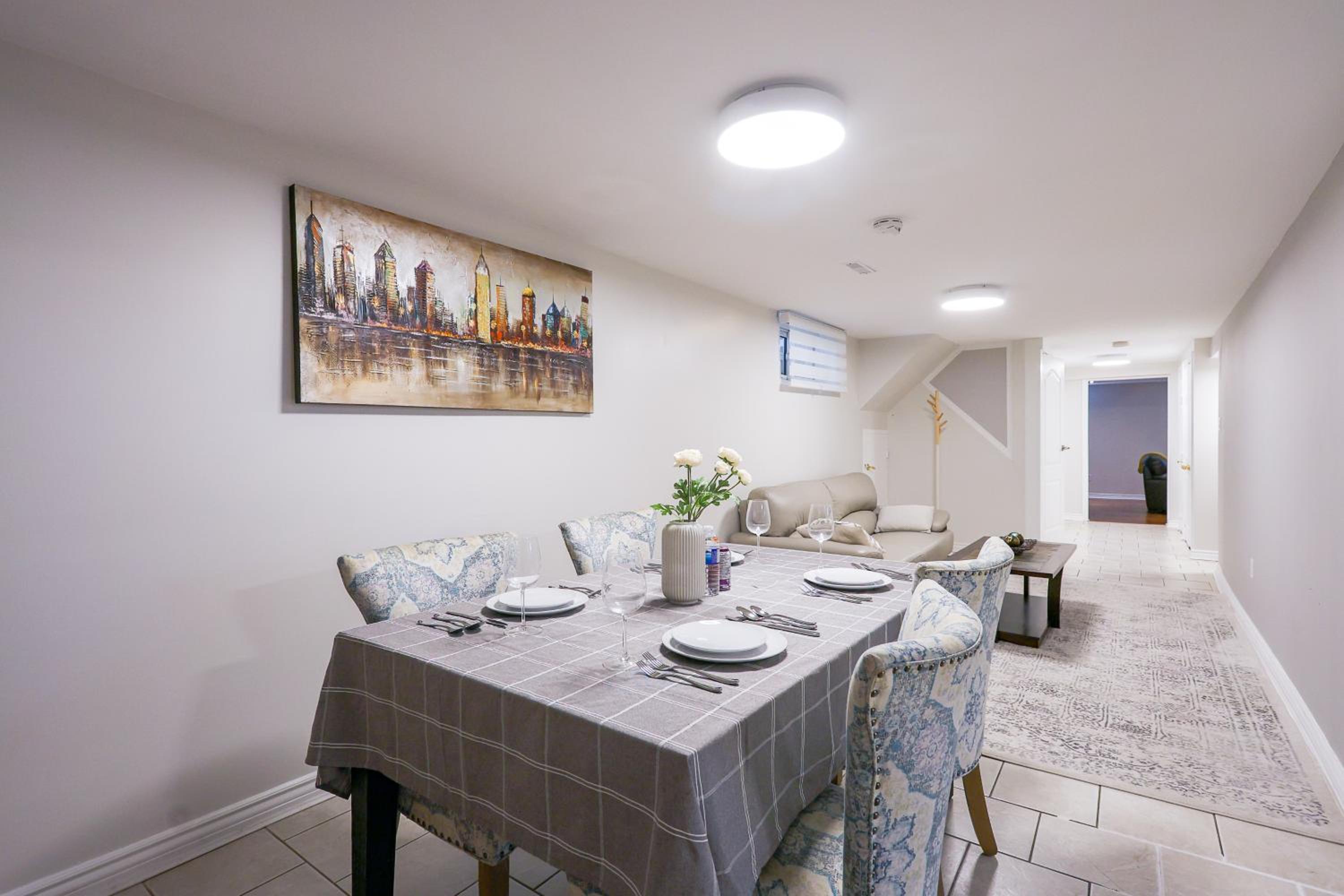 1,200sq ft comfy home, perfect location, luxury bedding, feels like home!