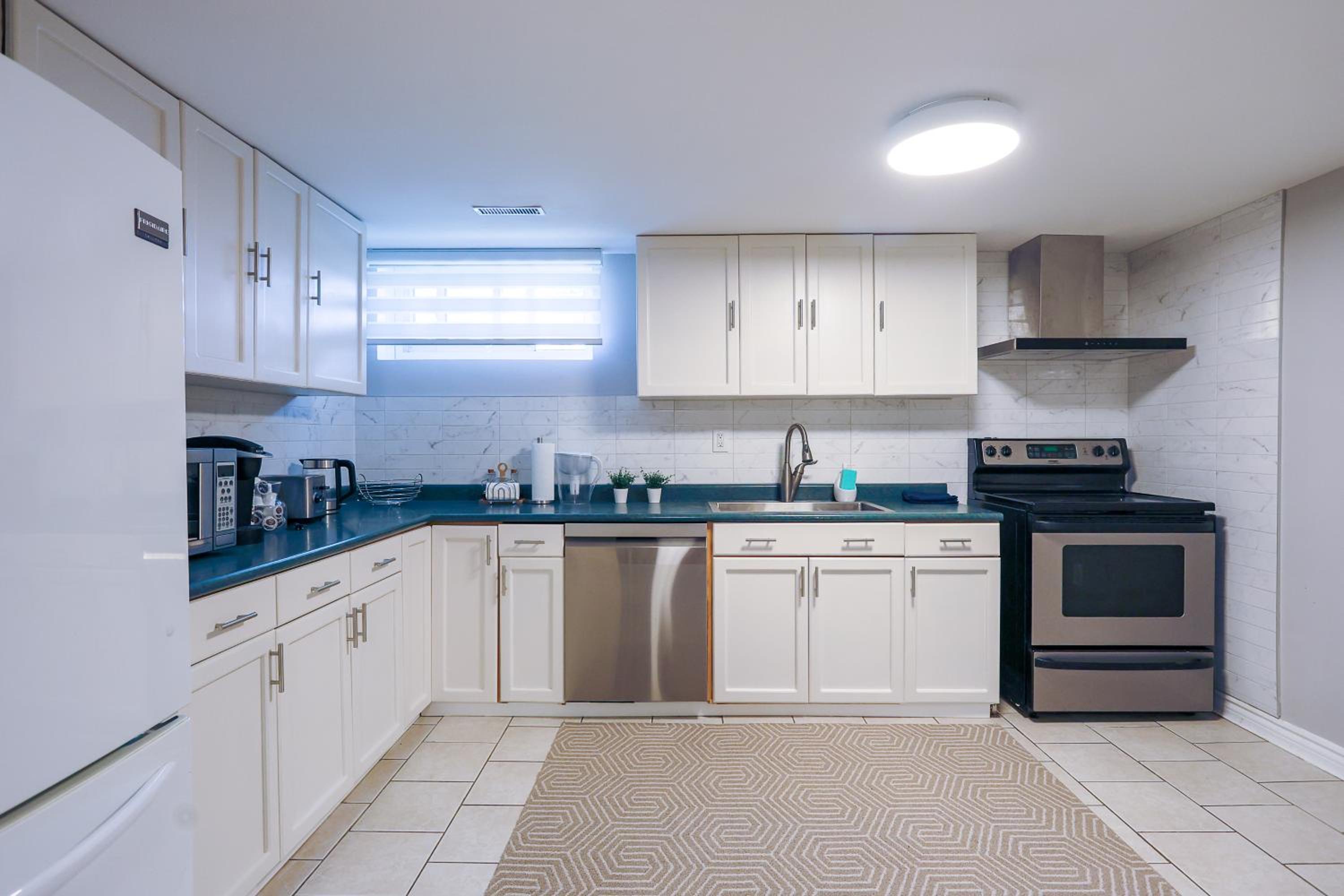 1,200sq ft comfy home, perfect location, luxury bedding, feels like home!