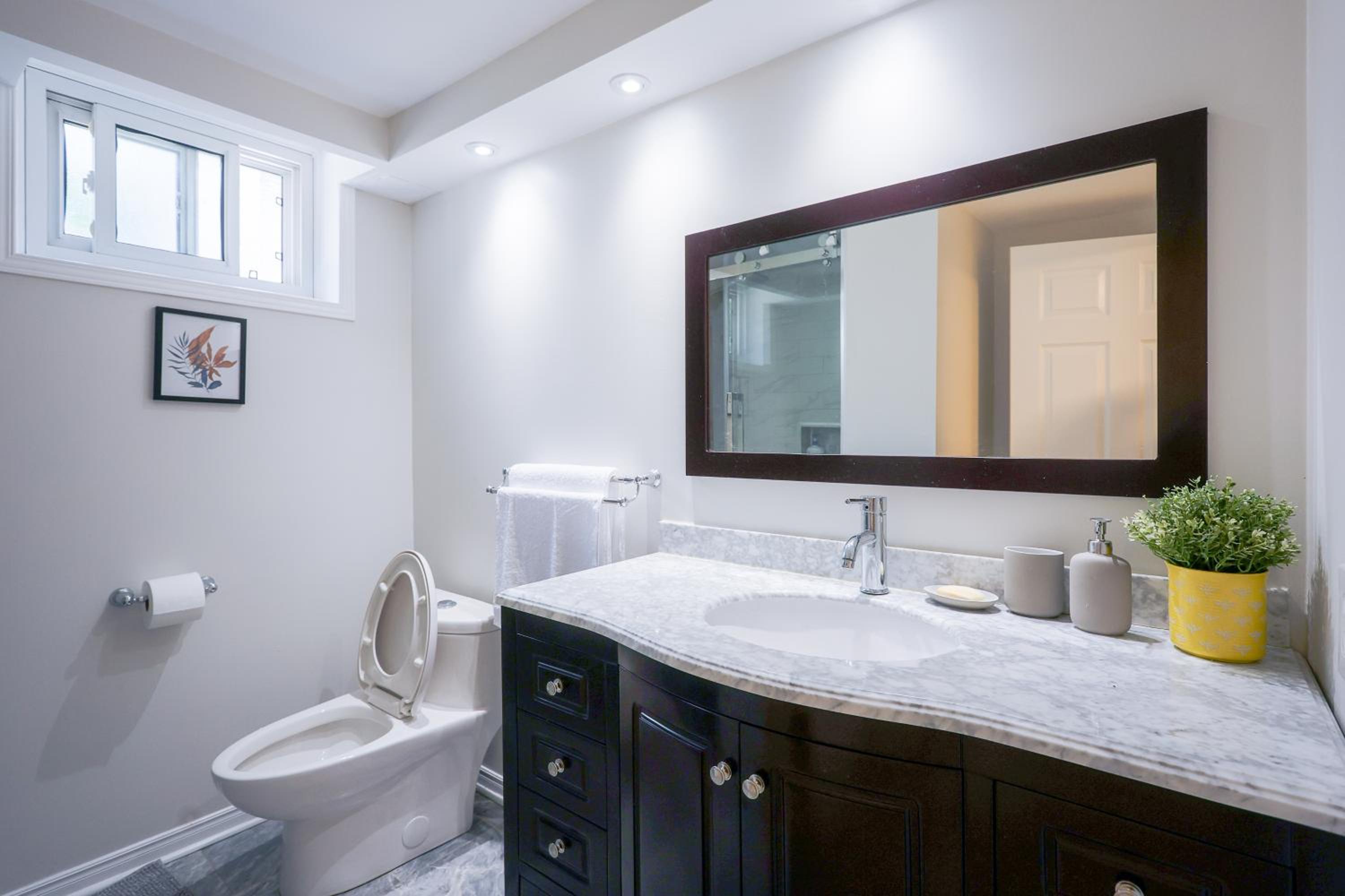 1,200sq ft comfy home, perfect location, luxury bedding, feels like home!