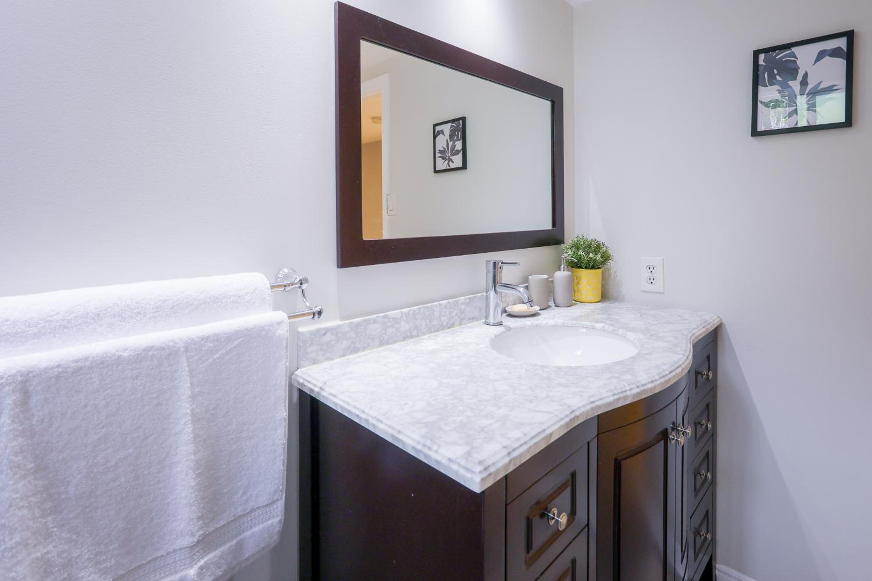 1,200sq ft comfy home, perfect location, luxury bedding, feels like home!