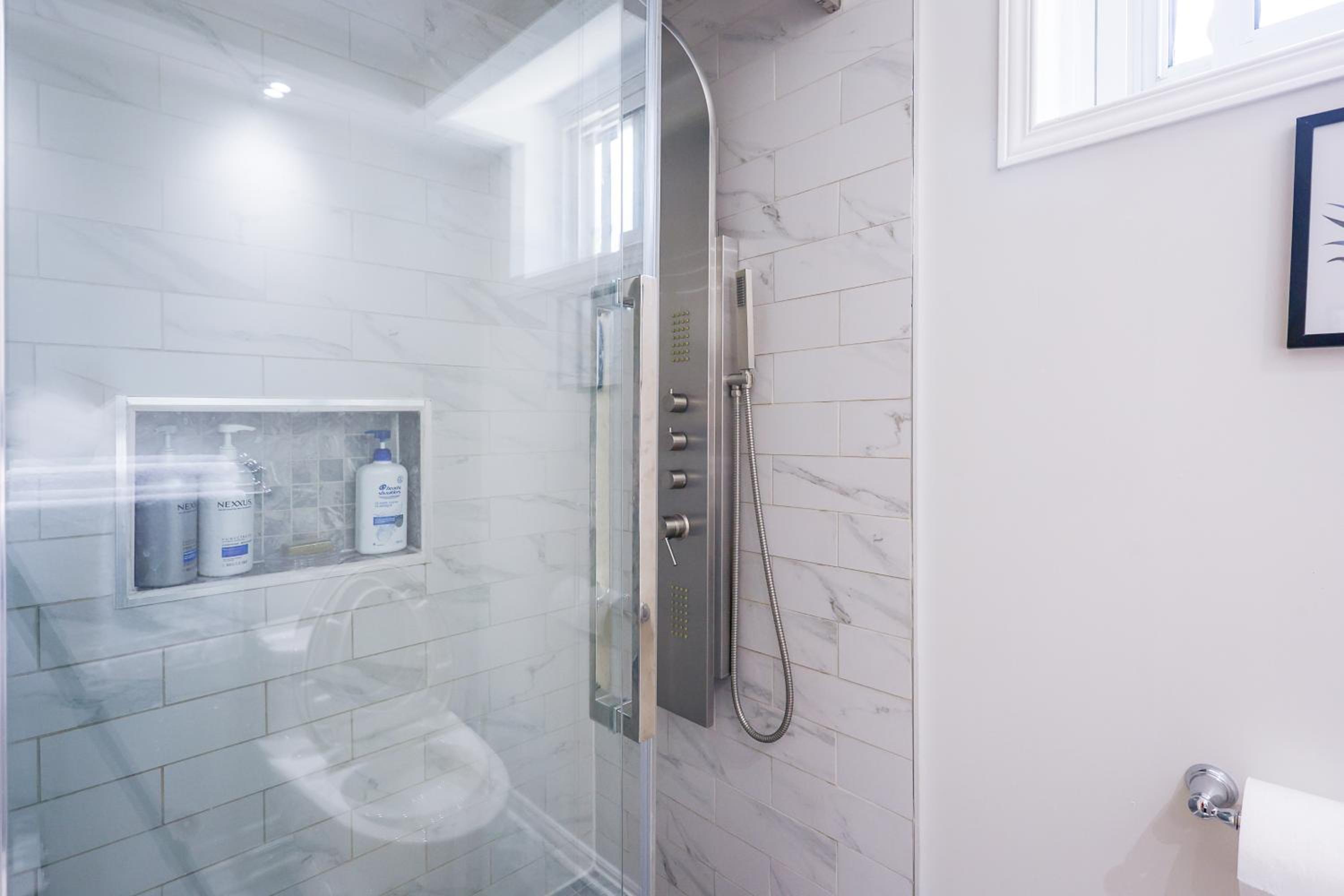 1,200sq ft comfy home, perfect location, luxury bedding, feels like home!