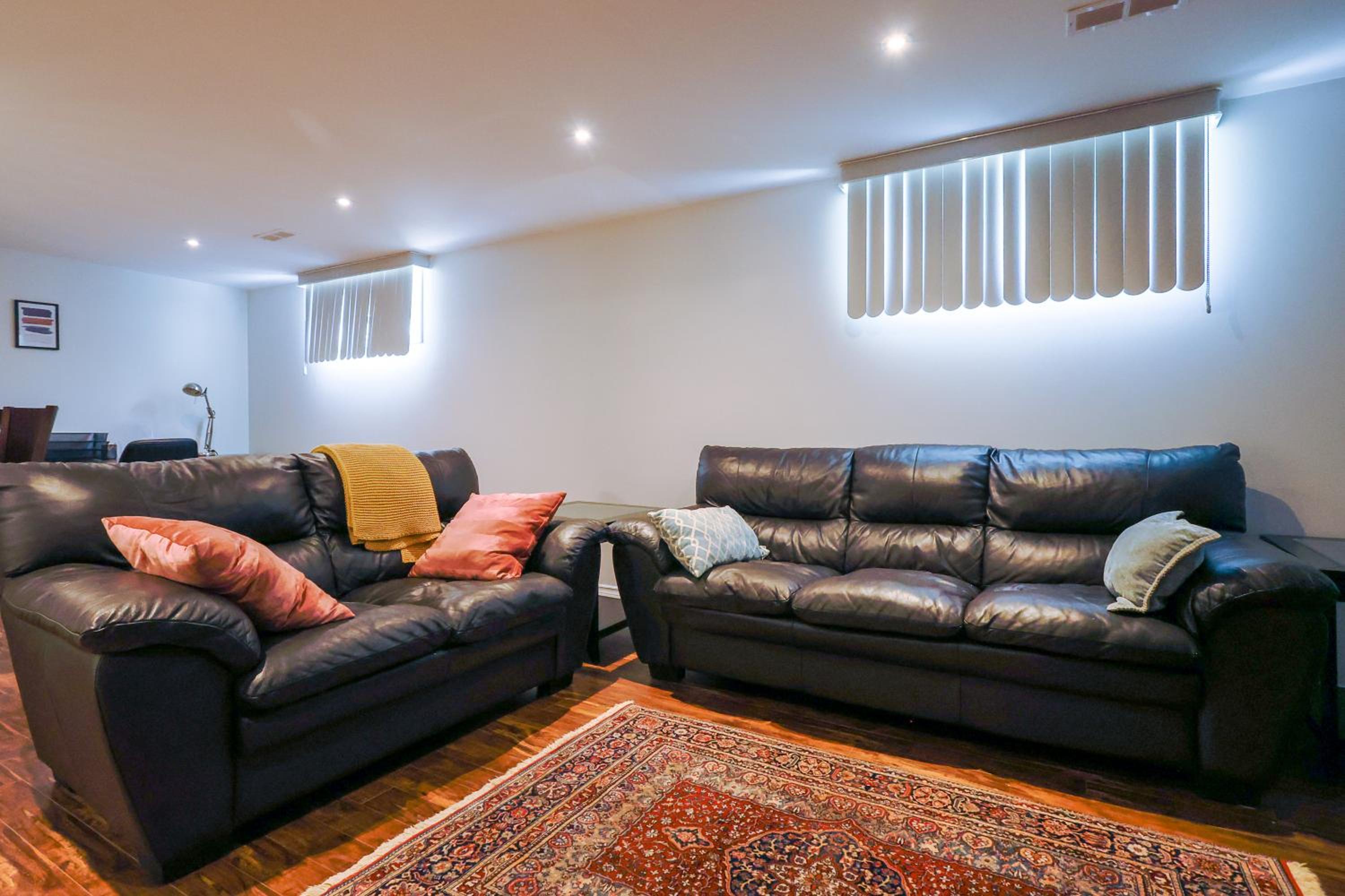 1,200sq ft comfy home, perfect location, luxury bedding, feels like home!