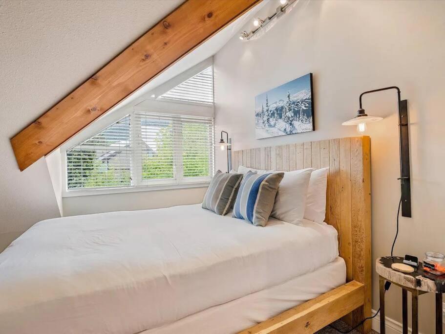 The Crest, Spacious, Central Condo, Free Parking