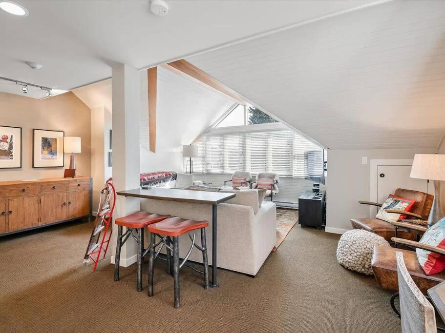 The Crest, Spacious, Central Condo, Free Parking