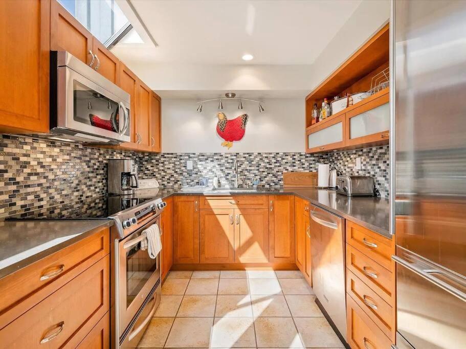 The Crest, Spacious, Central Condo, Free Parking