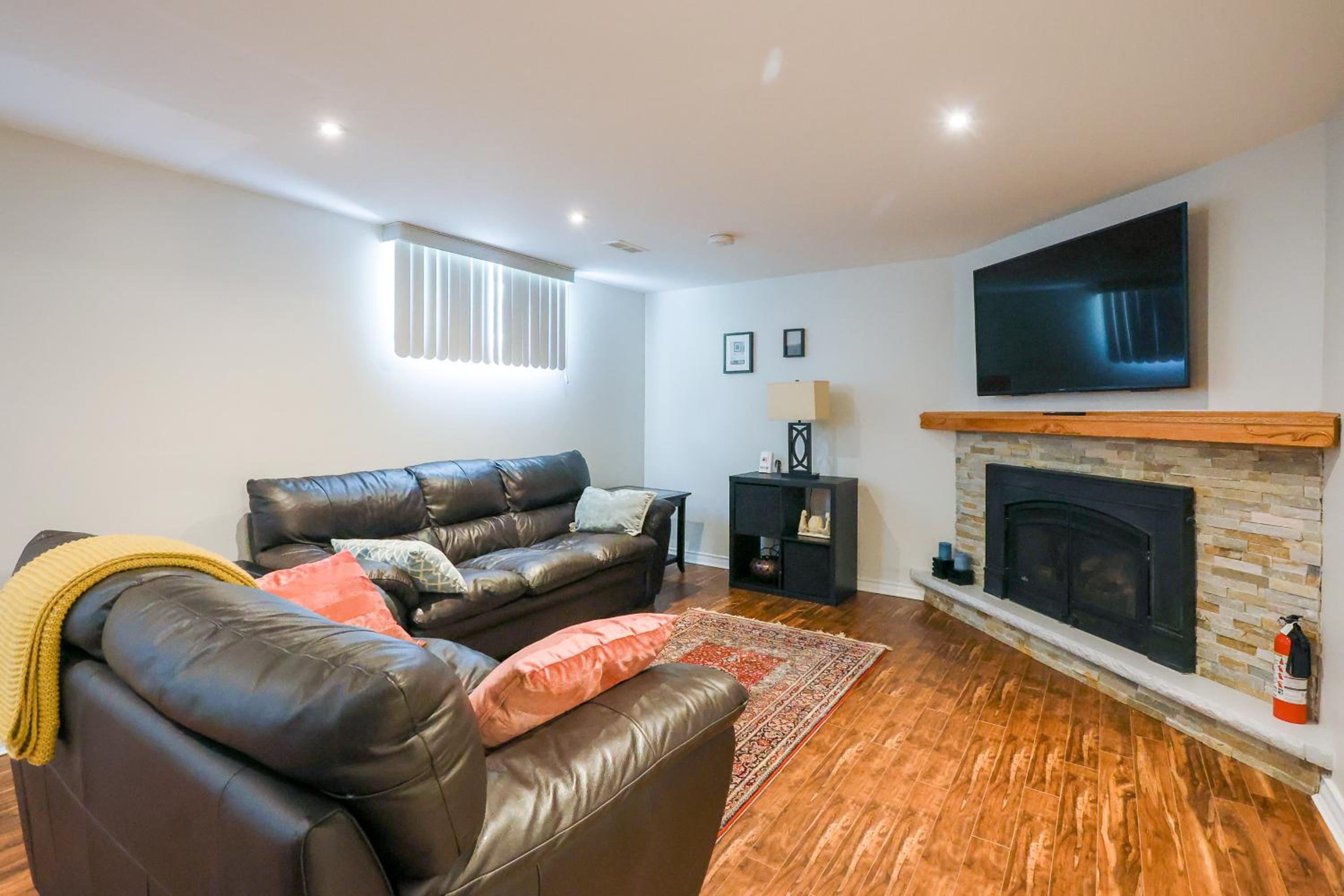 1,200sq ft comfy home, perfect location, luxury bedding, feels like home!