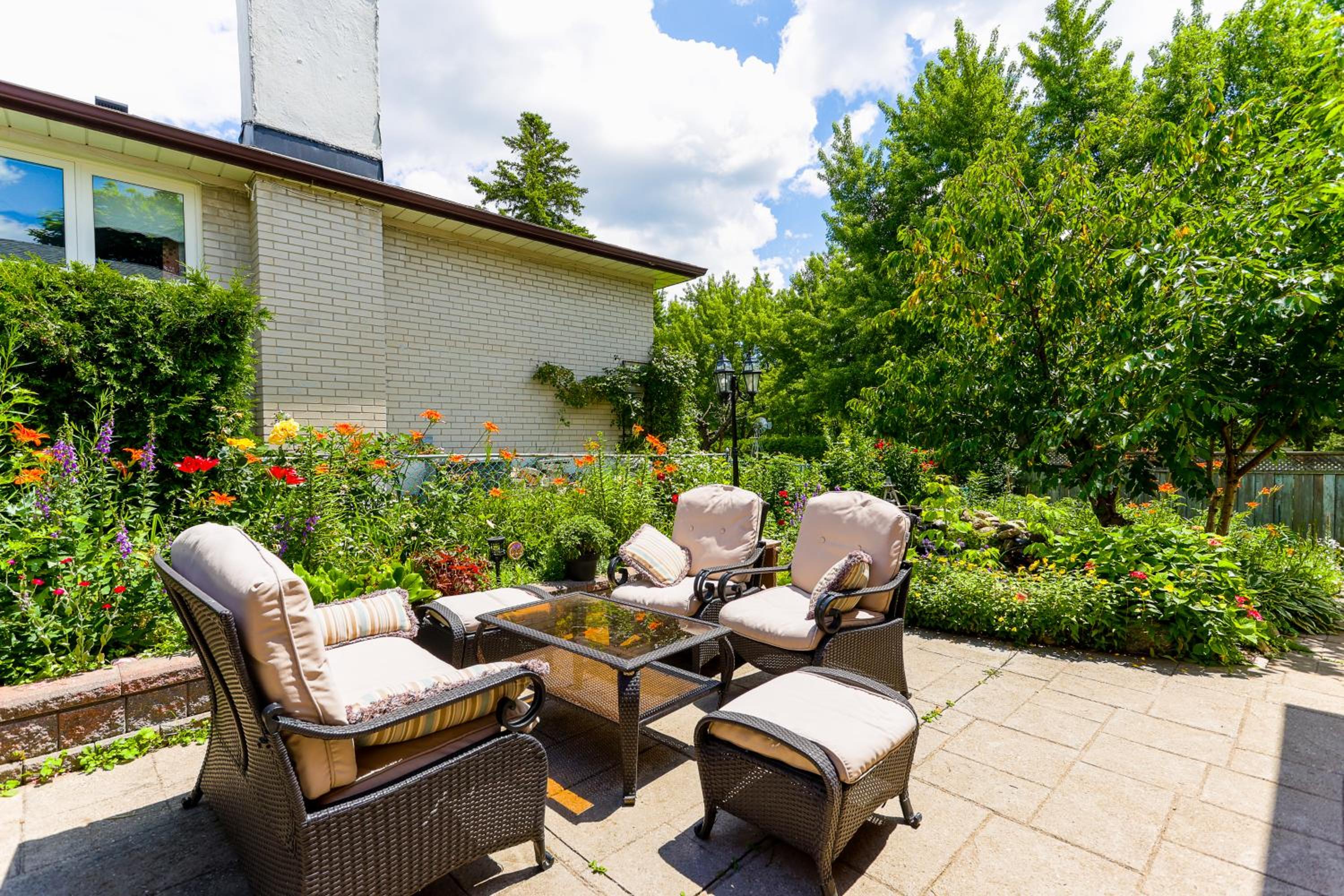 1,200sq ft comfy home, perfect location, luxury bedding, feels like home!
