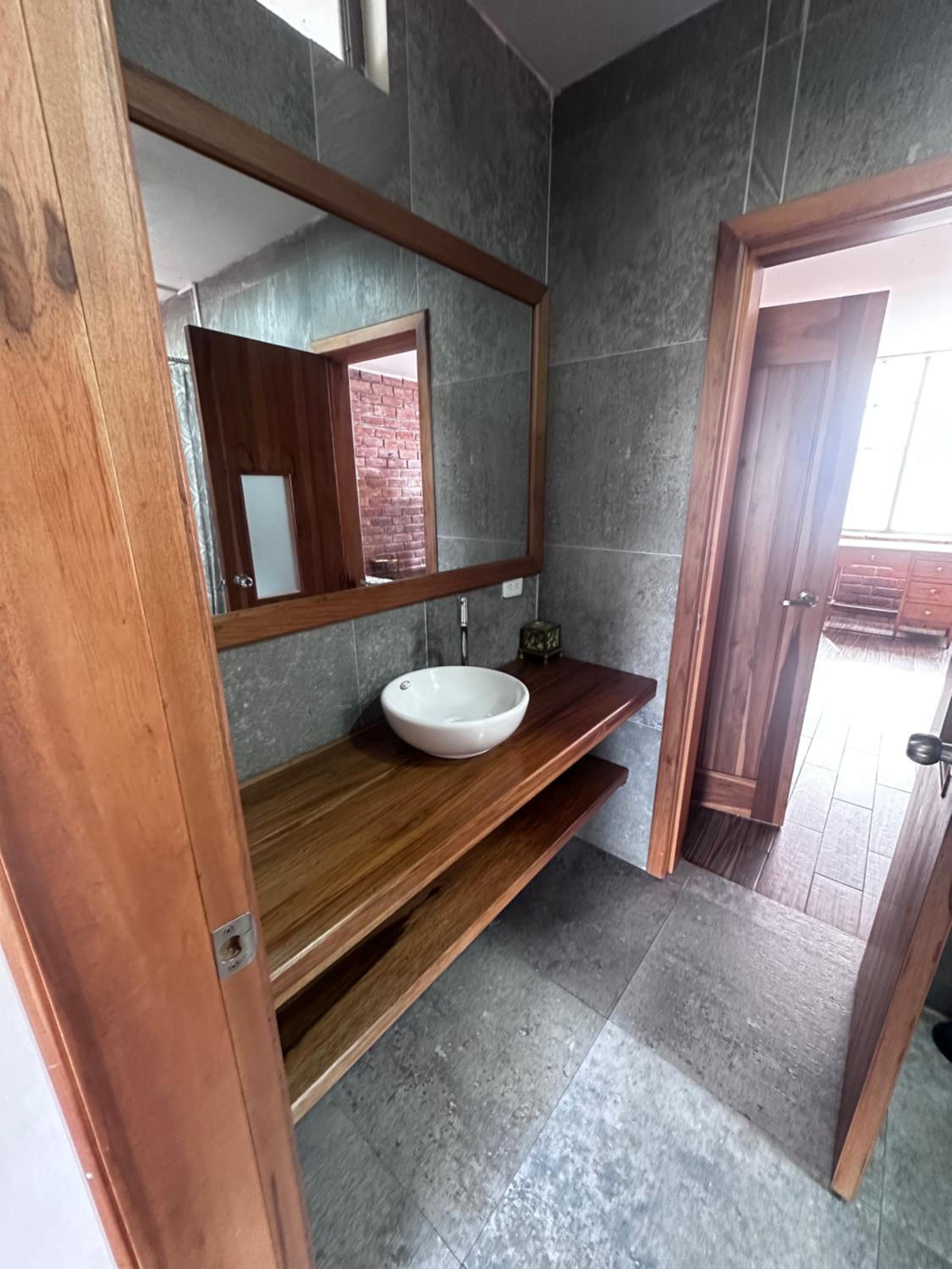 Baños de Agua Santa cocina completa y parqueadero gratis